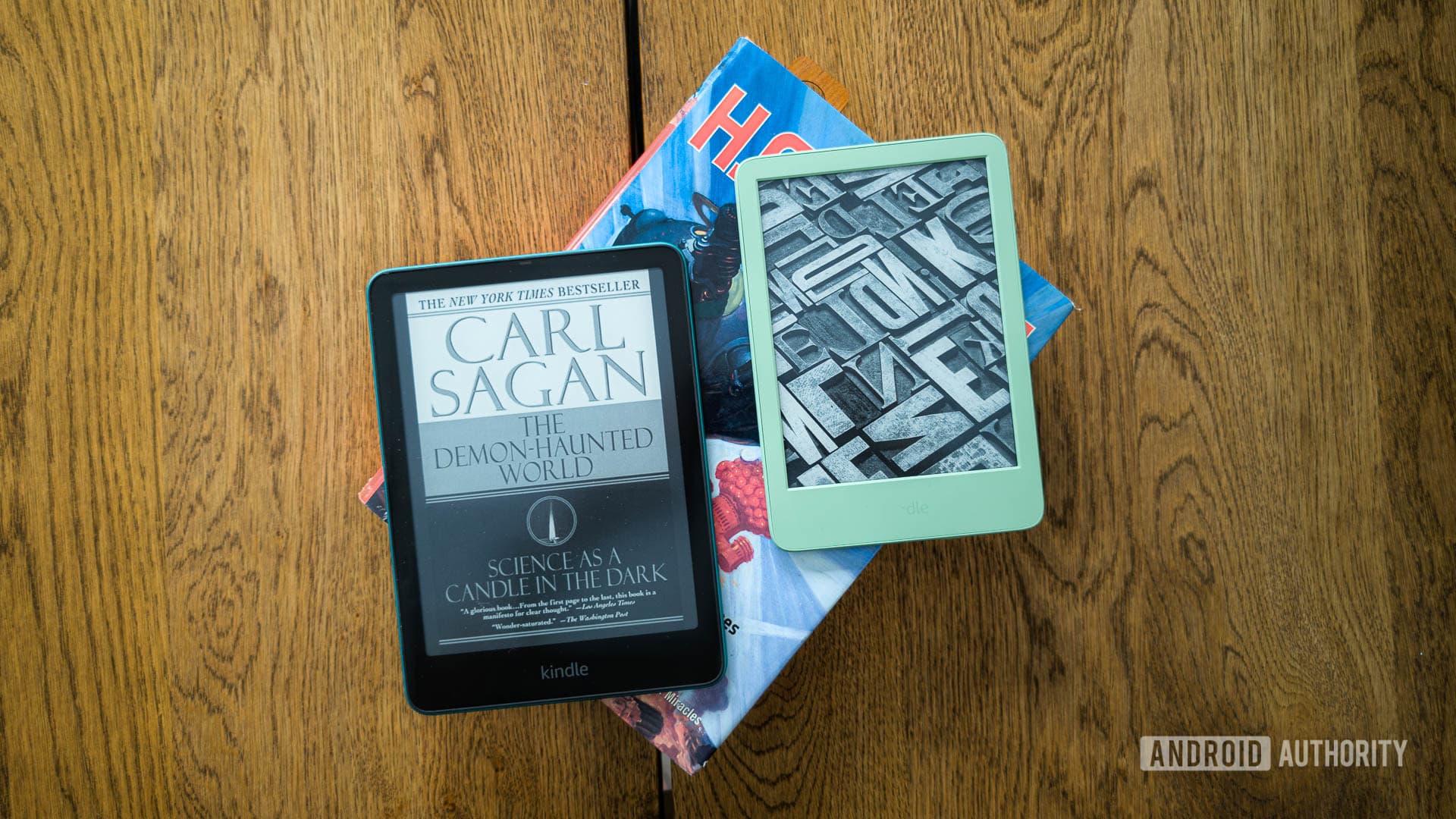 Amazon Kindle Paperwhite 2024 放在書本上的情境圖