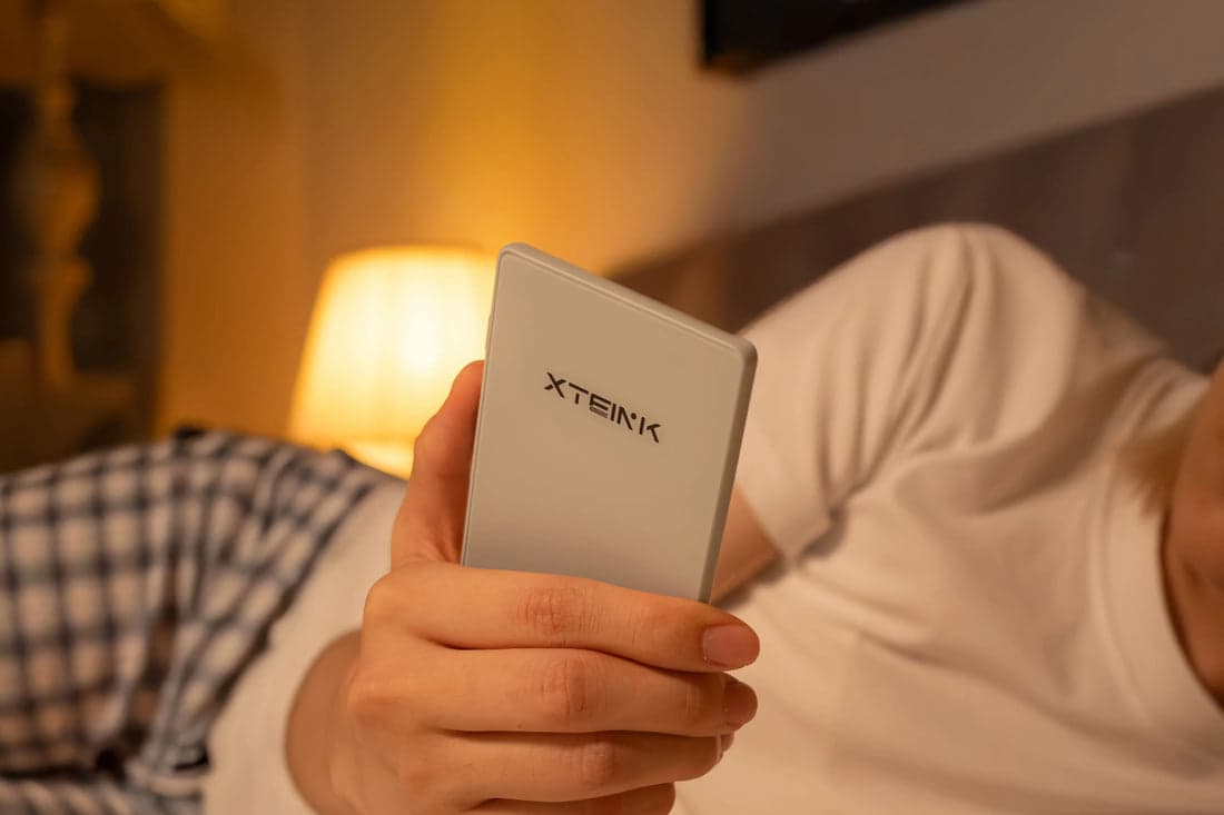 閱星曈 XTEINK 口袋電子紙夜間閱讀情境