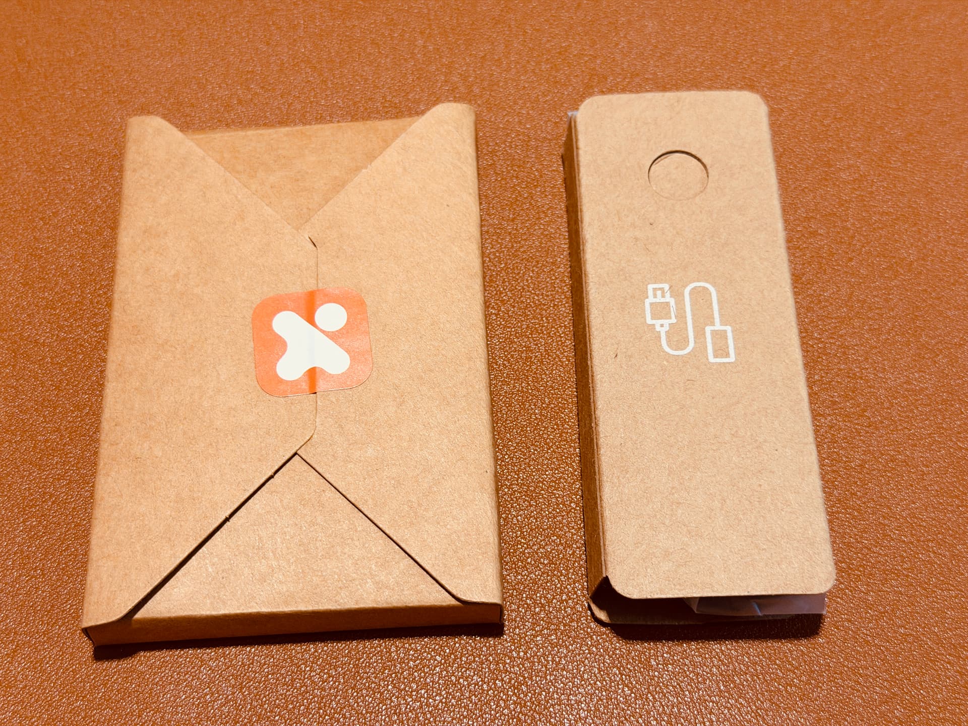 閱星曈 XTEINK X3 開箱實拍 IMG_5616:紙包配件與充電線小盒