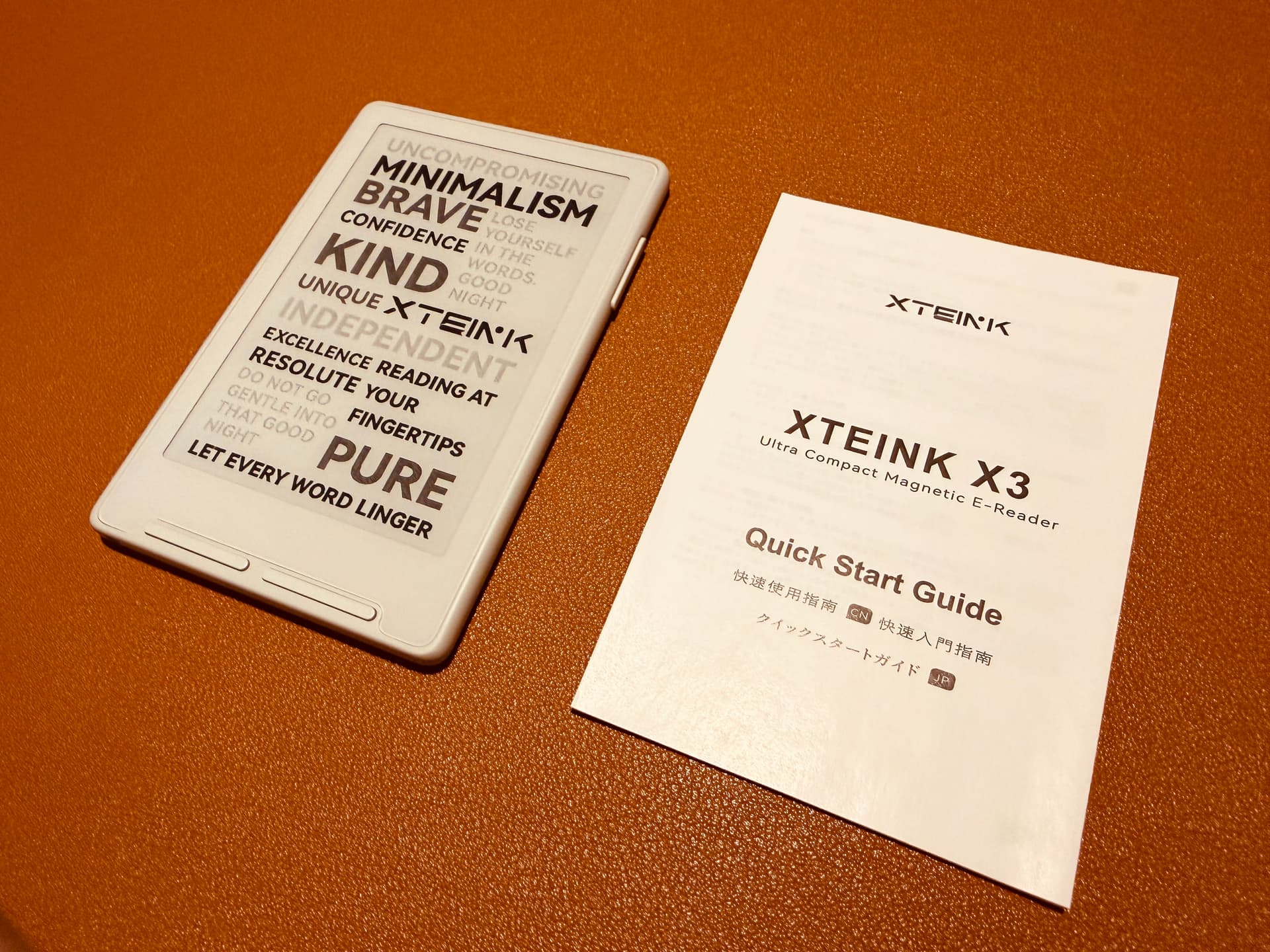 閱星曈 XTEINK X3 開箱實拍 IMG_5622:主機與快速入門指南另一角度