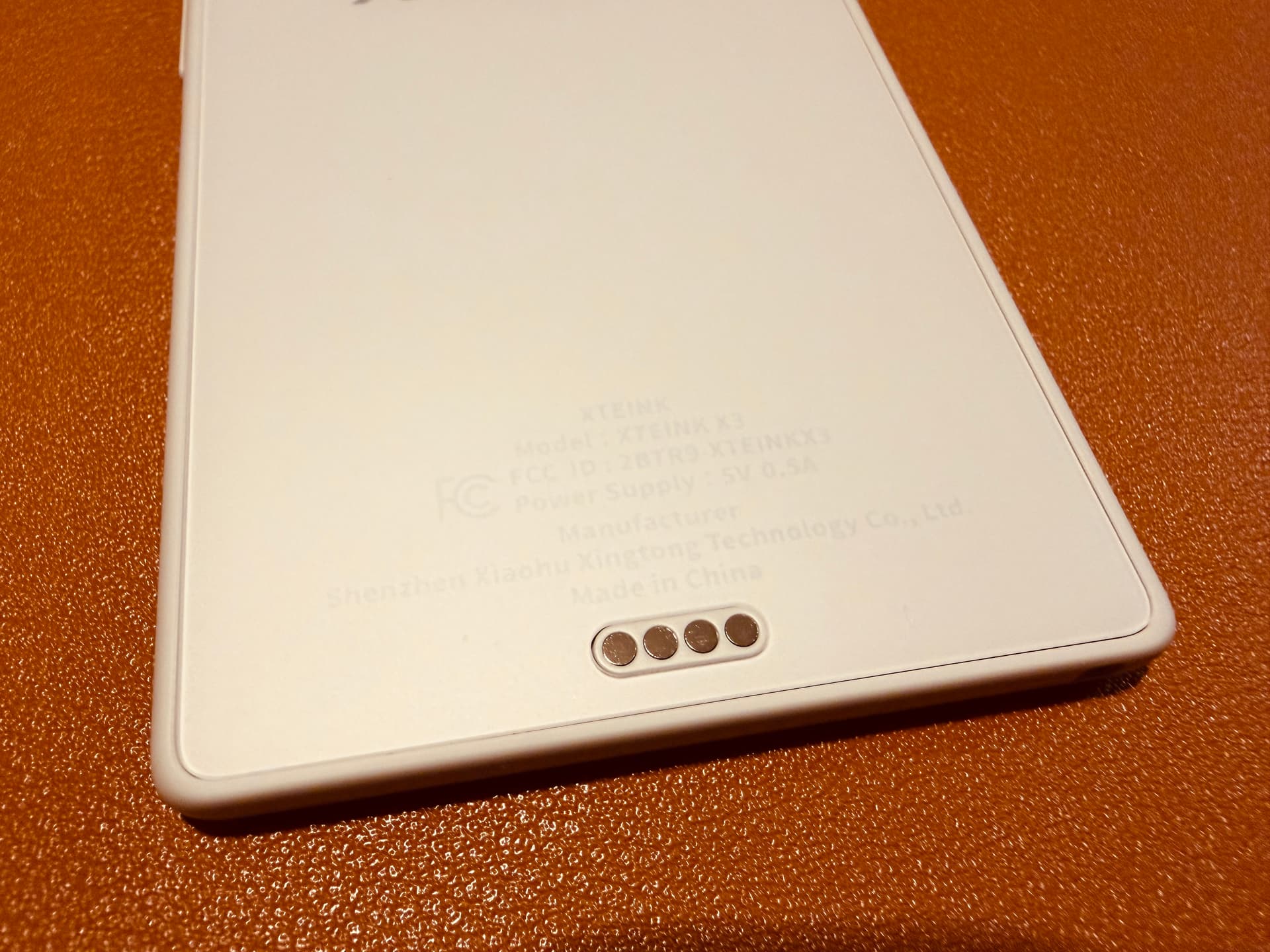 閱星曈 XTEINK X3 開箱實拍 IMG_5625:背面充電接點、產品標示與 5V 0.5A 充電規格