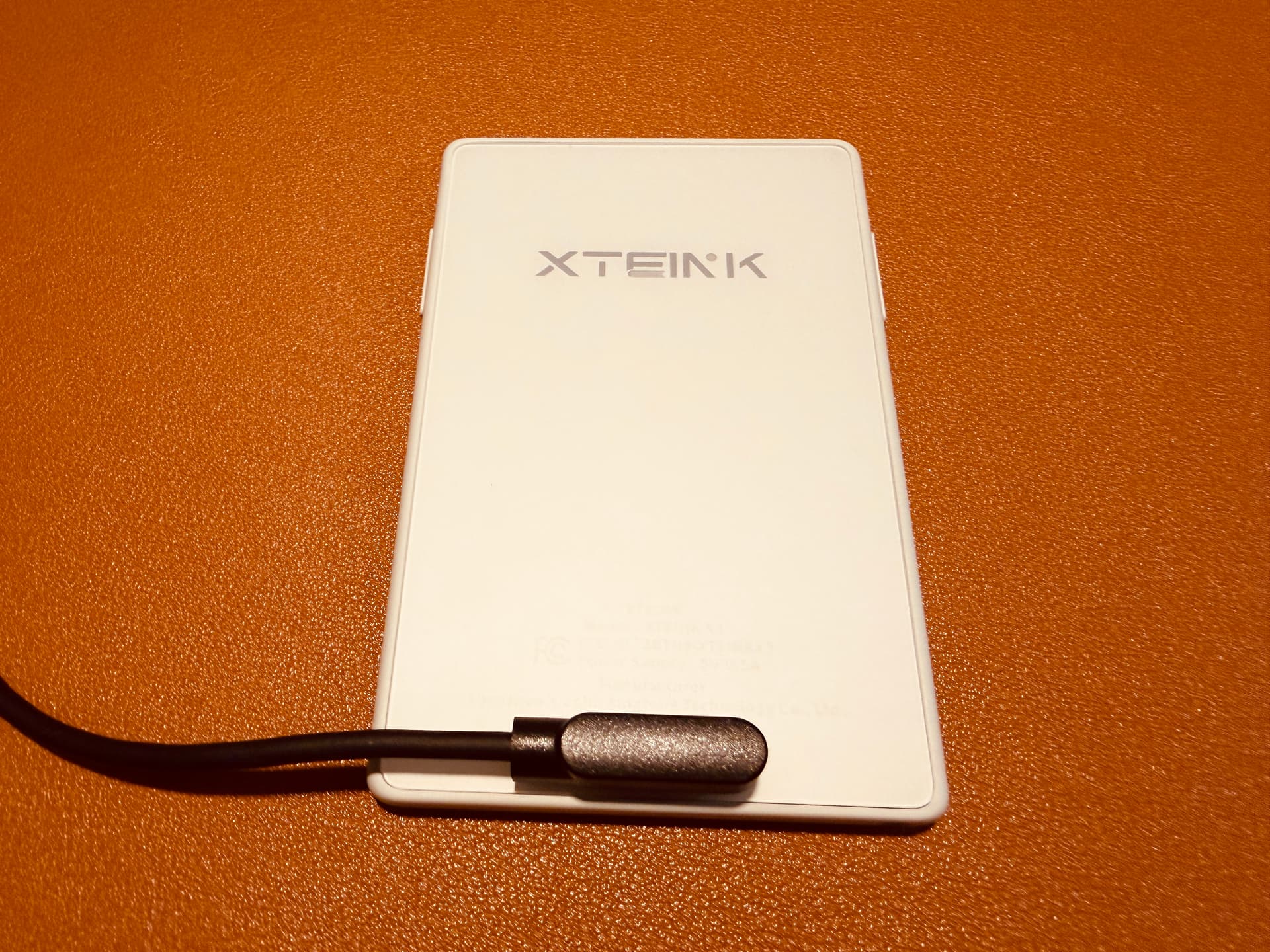 閱星曈 XTEINK X3 開箱實拍 IMG_5627:磁吸充電線吸附在背面
