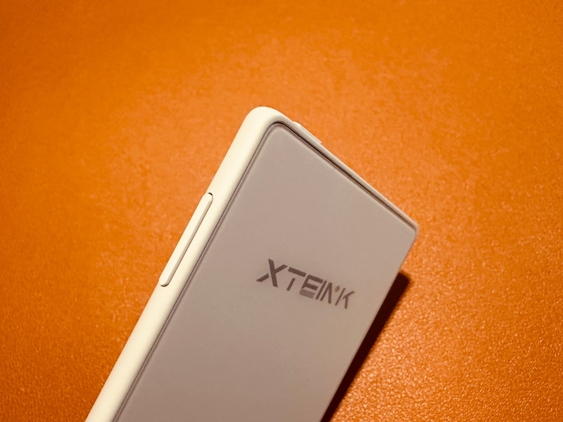 閱星曈 XTEINK X3 開箱實拍 IMG_5630:機身側邊與 XTEINK 標誌
