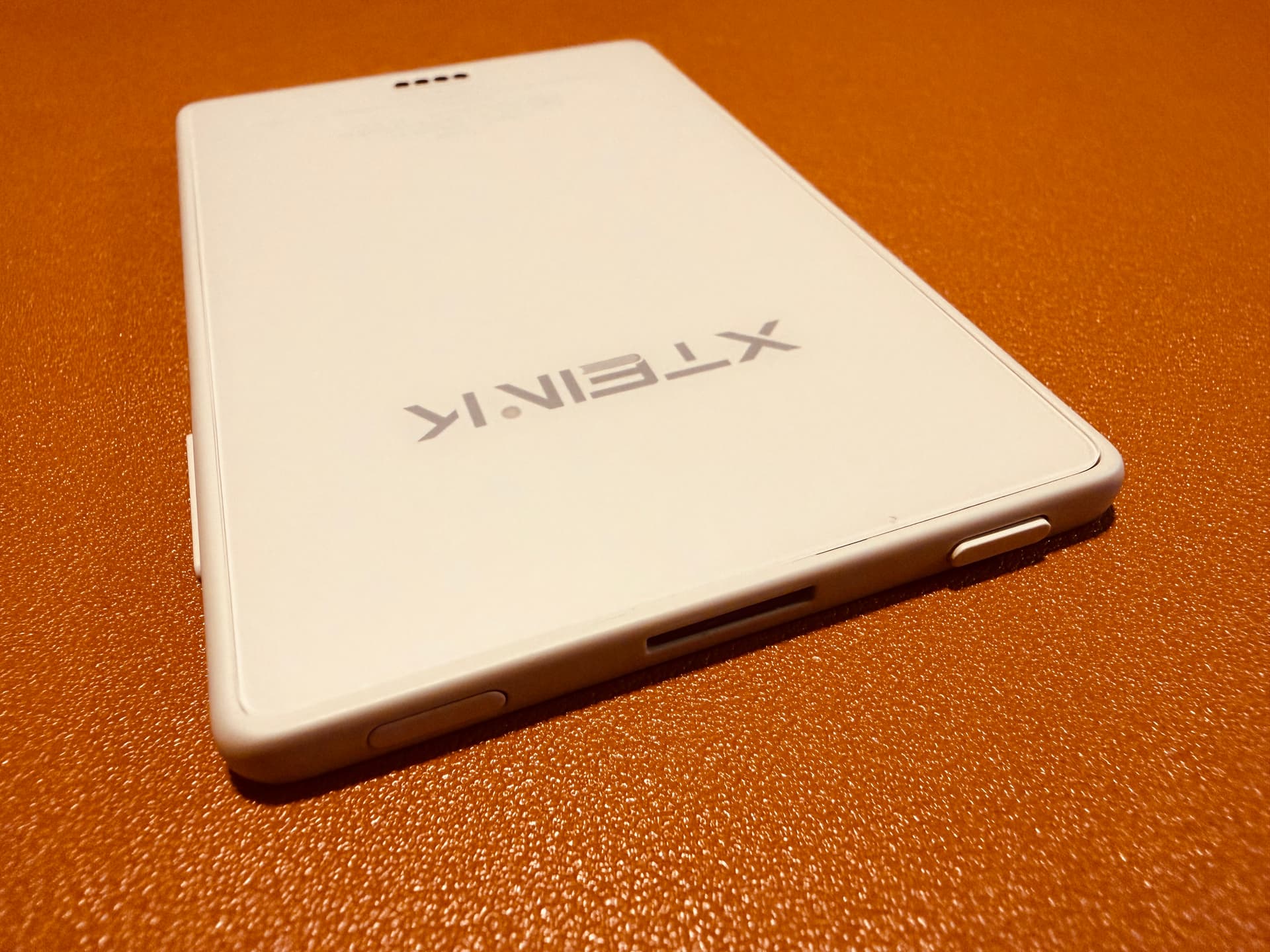 閱星曈 XTEINK X3 開箱實拍 IMG_5631:頂部 microSD 卡槽、電源鍵與重置孔