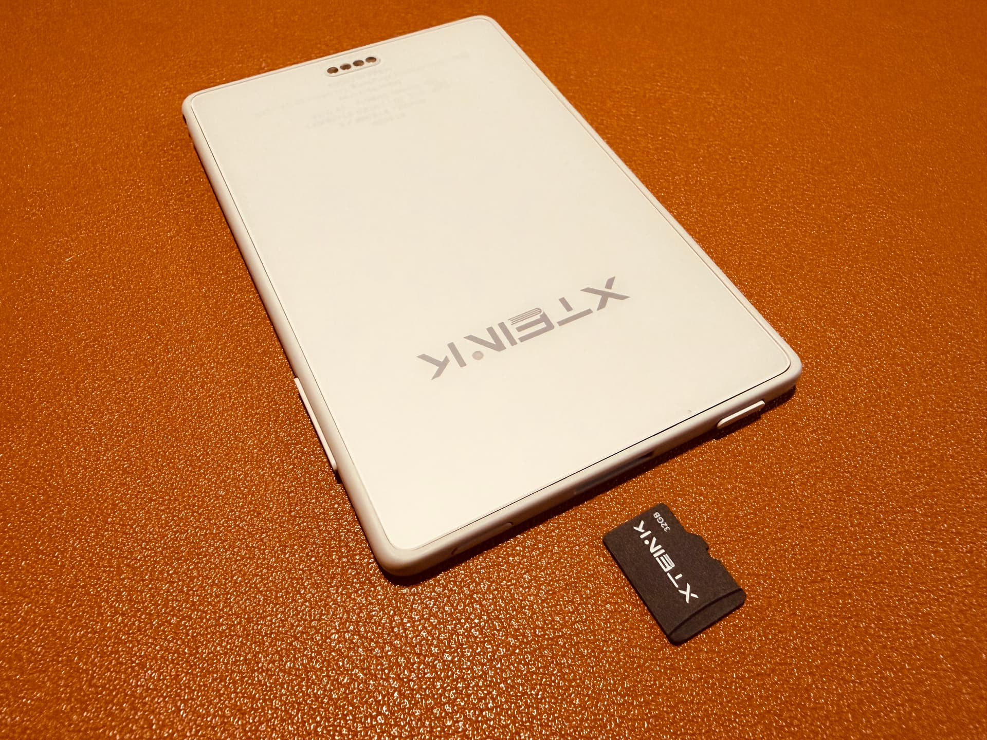 閱星曈 XTEINK X3 開箱實拍 IMG_5632:背面與 microSD 記憶卡