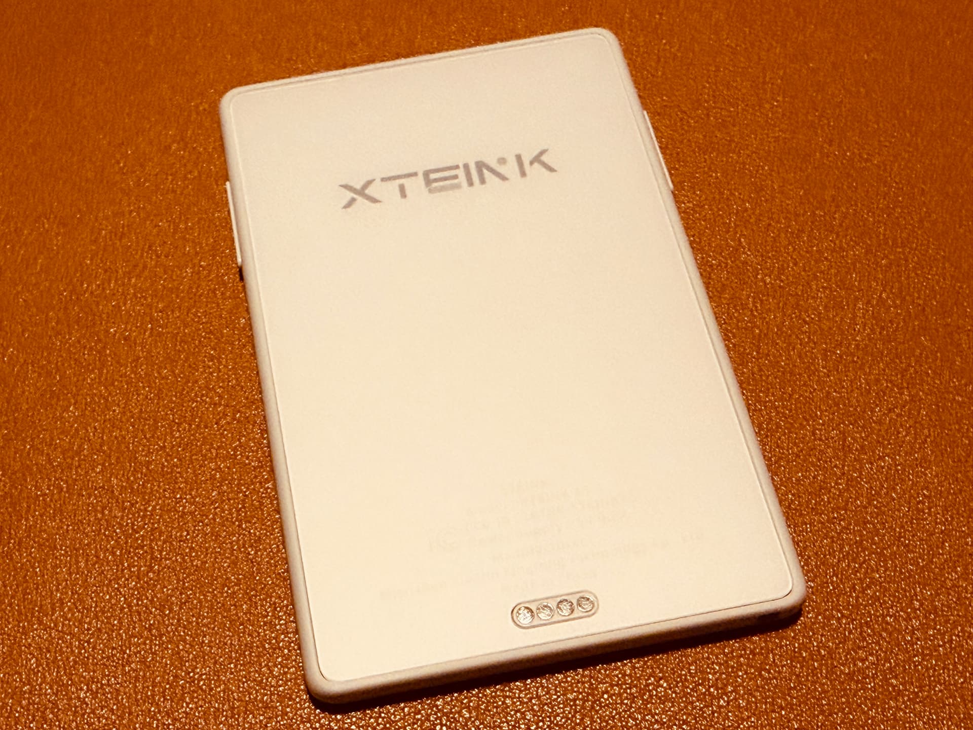 閱星曈 XTEINK X3 開箱實拍 IMG_5639:閱讀器背面近拍