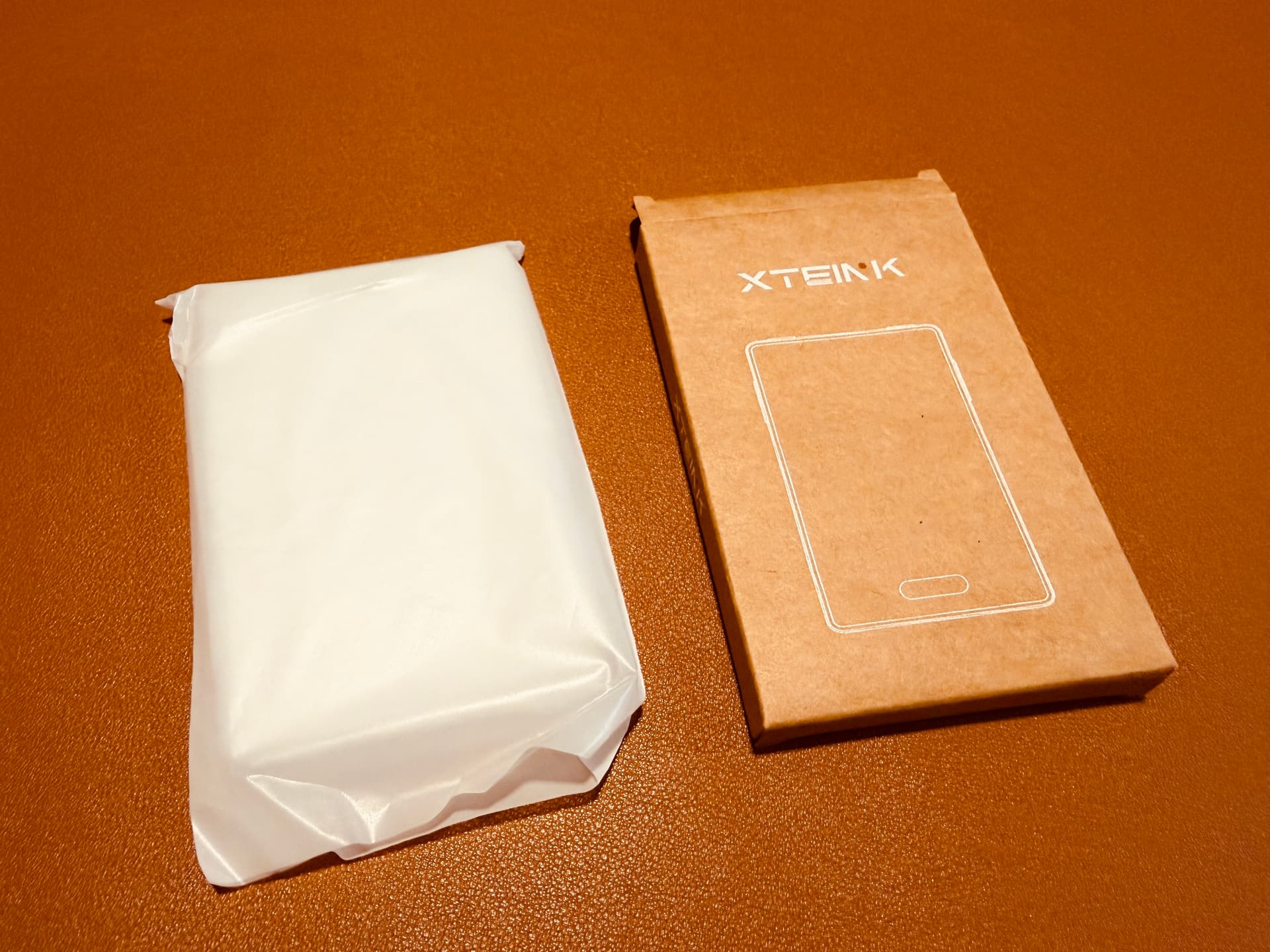 閱星曈 XTEINK X3 開箱實拍 IMG_5646:贈品 TPU 保護殼外盒與本體