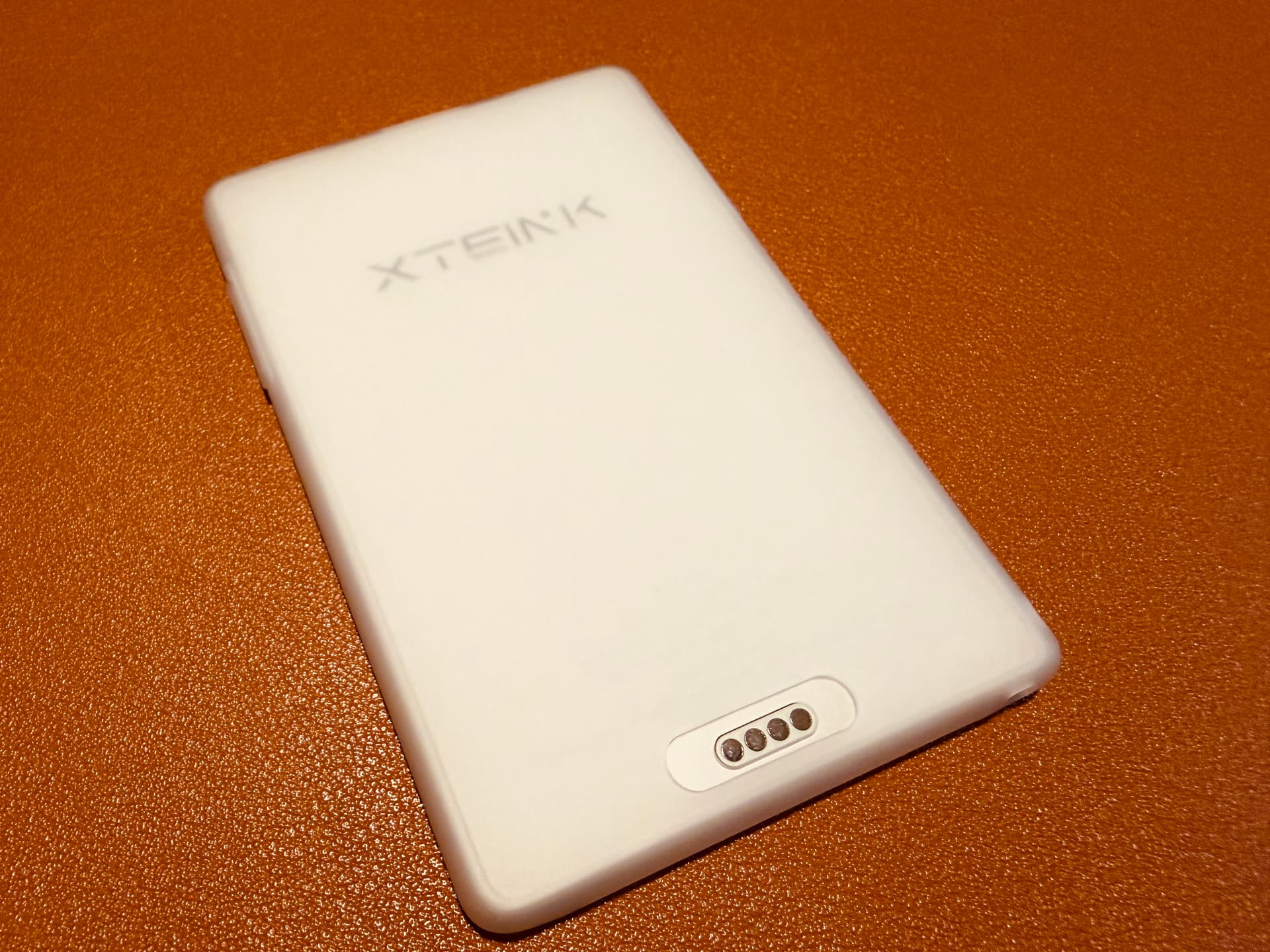 閱星曈 XTEINK X3 開箱實拍 IMG_5649:TPU 保護套背面與充電接點開孔