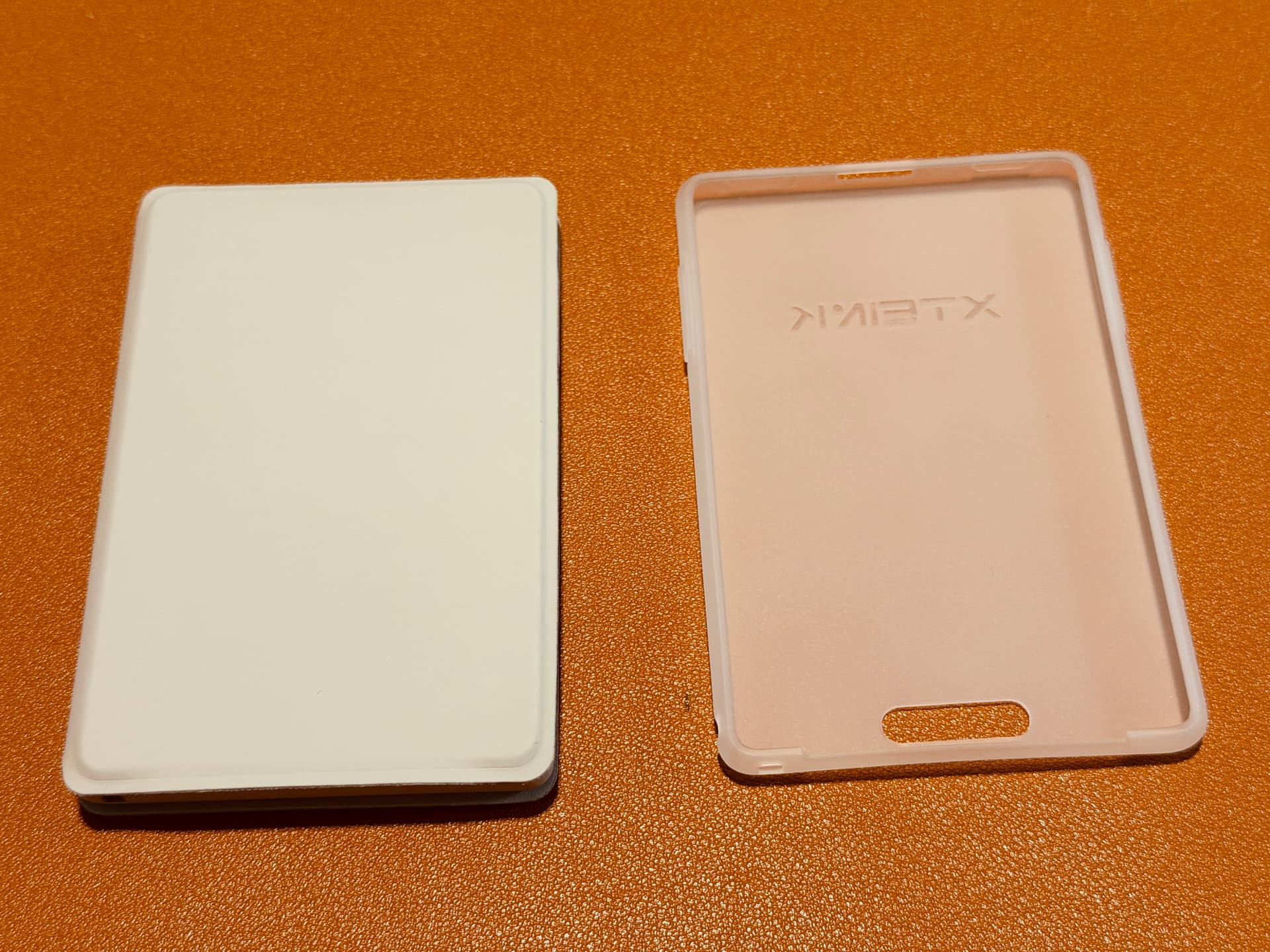 閱星曈 XTEINK X3 開箱實拍 IMG_5662:TPU 保護套與磁吸保護殼對照