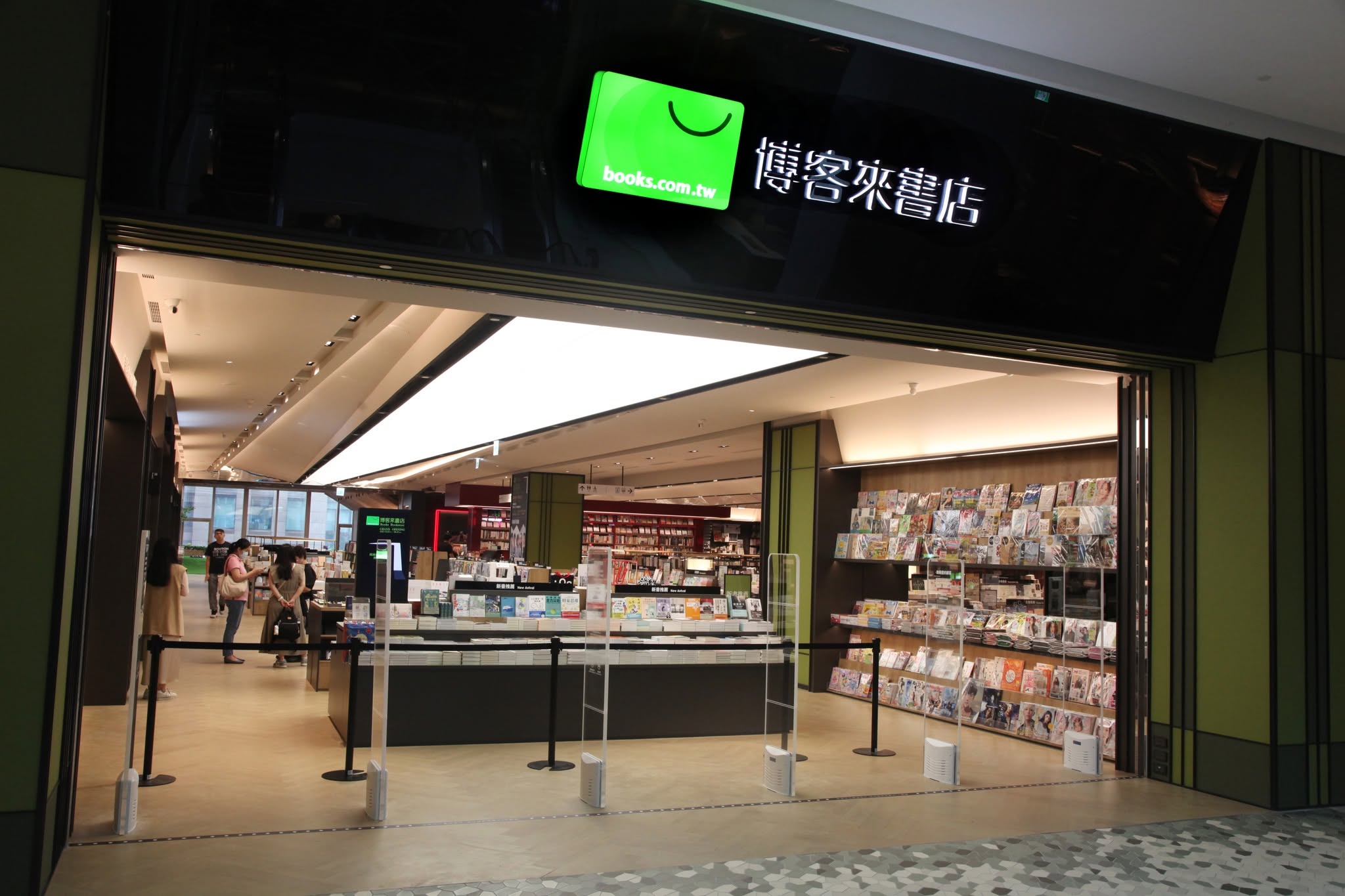 博客來旗艦書店入口,綠色 books.com.tw 招牌與店內書架