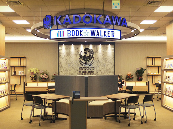 室內接待空間上方設有 KADOKAWA 與 BOOK☆WALKER 招牌,周圍排列書架與座椅