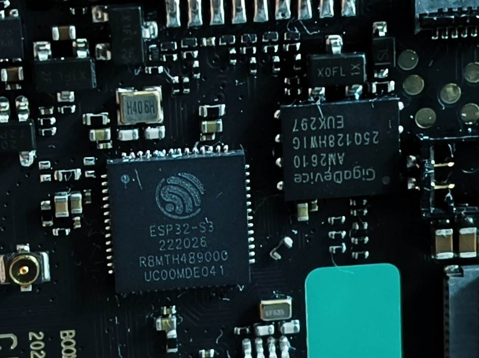 Picco 主機板特寫,左邊是印有 Espressif 標誌與 ESP32-S3 字樣的晶片,右邊是 GigaDevice 的快閃記憶體晶片