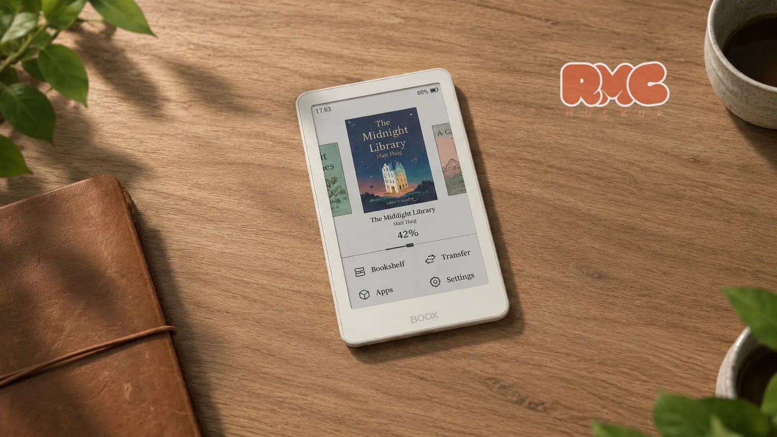readme.club 自製的 Picco Color 示意圖,一台白色口袋電子紙放在木桌上,螢幕顯示彩色書封與 Bookshelf、Transfer、Apps、Settings 選單,右上角有 RMC MOCKUP 浮水印