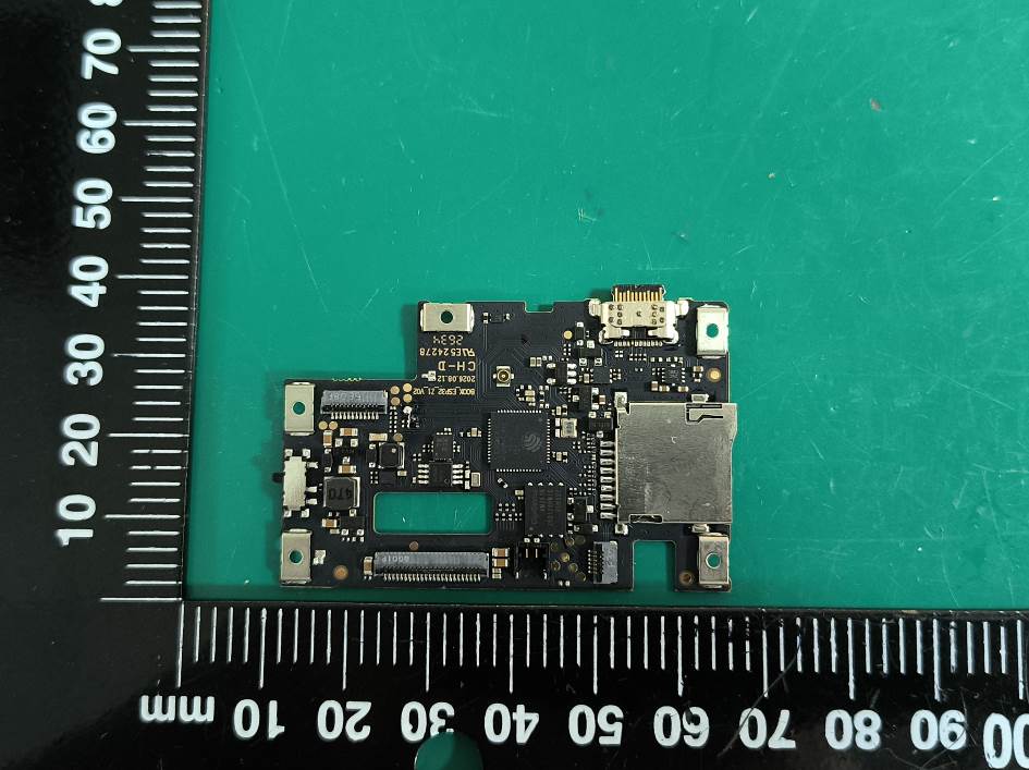 Picco 主機板正面,可以看到 USB-C 孔、microSD 卡槽,以及電路板上的白色絲印文字