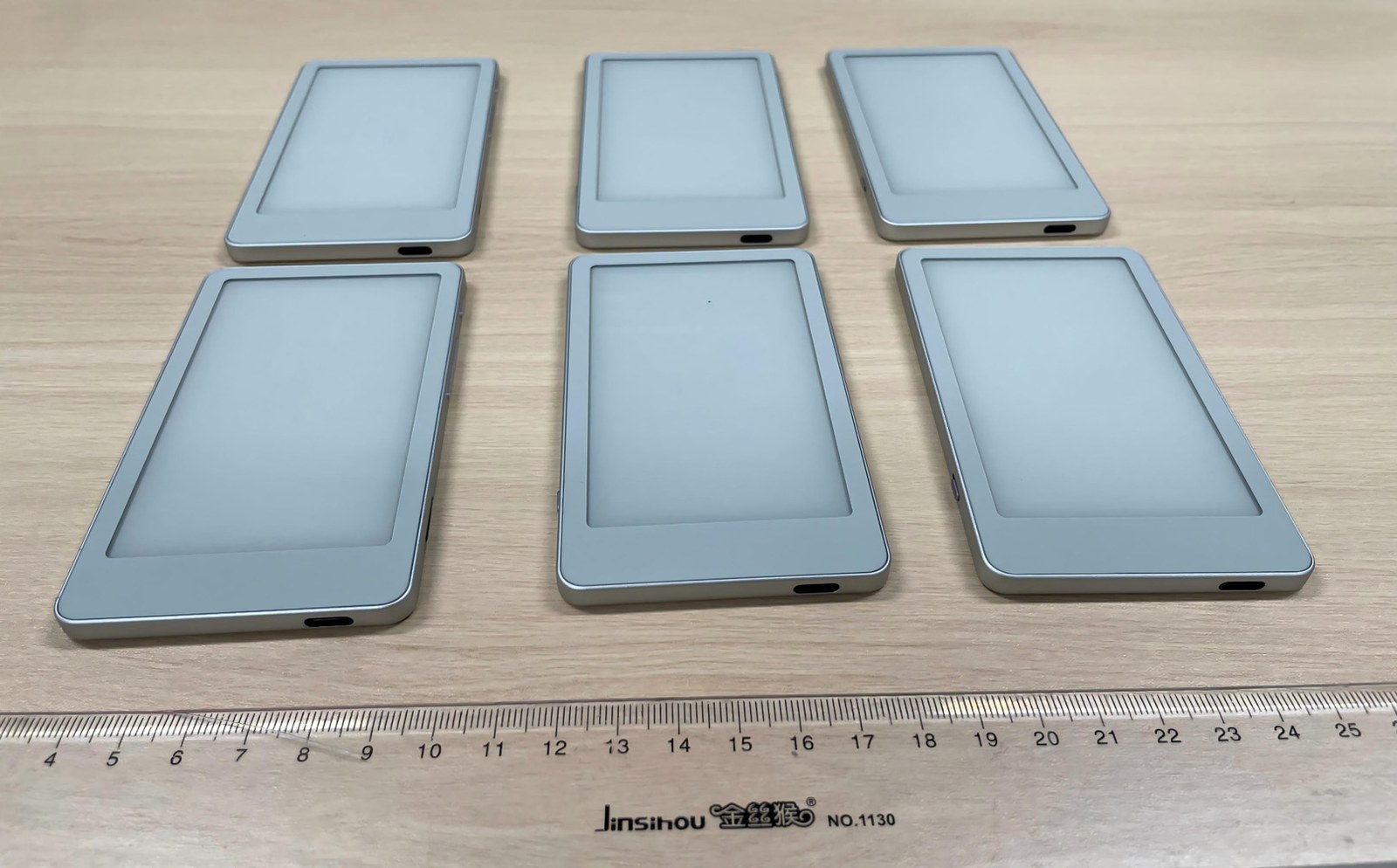 FCC 認證外觀照,六台 Picco 以斜角擺放,可以看到機身底部的 USB-C 孔