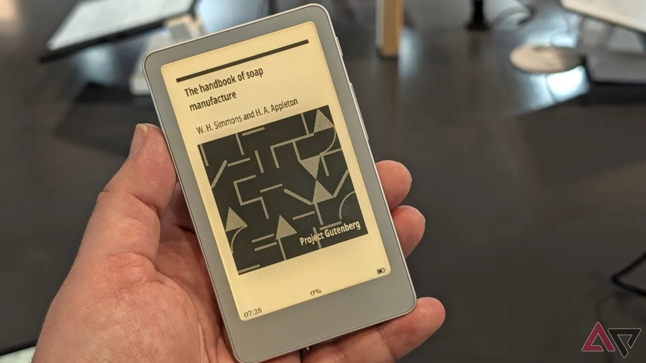 BOOX Picco 迷你電子書單手持握、螢幕顯示書封