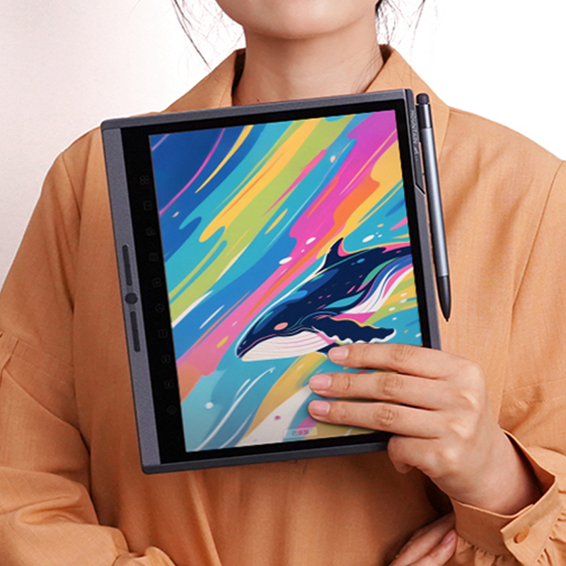 漢王 M10C 一代官方情境圖：手持 10.3 吋 Kaleido 3 彩墨辦公本與電磁筆