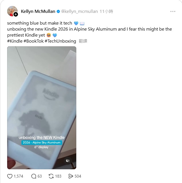 Threads 貼文截圖:Kellyn McMullan 開箱 Alpine Sky 鋁背版 Kindle,影片畫面字卡寫著 unboxing the NEW Kindle、2026 - Alpine Sky Aluminum、6 吋 display,貼文有 1,574 個讚、63 則留言