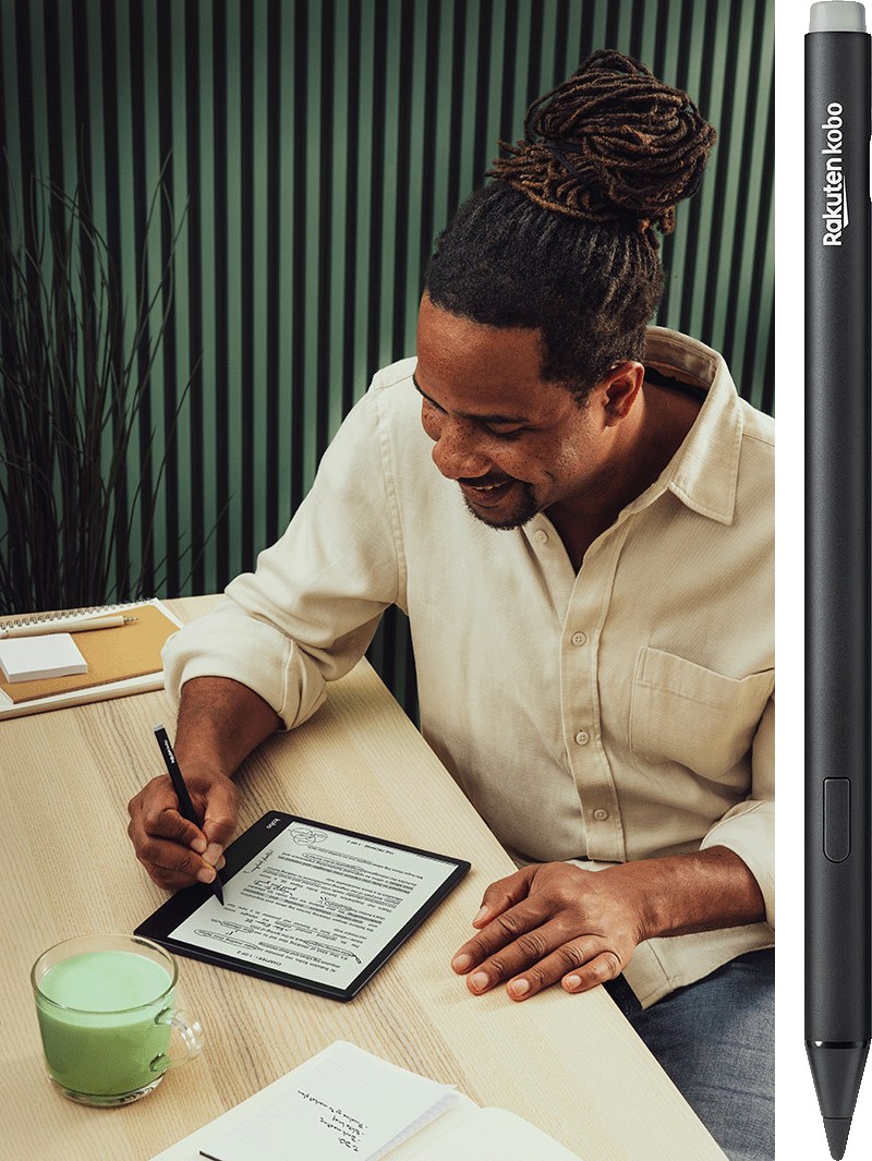 Kobo 官方情境圖：一位男子坐在書桌前，用 Kobo Stylus 2 在 Elipsa 2E 上的電子書劃線做筆記，旁邊放著一杯綠色飲料與紙本筆記