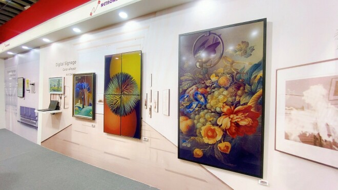 振曜科技展覽攤位,牆面展示彩色電子紙數位看板與電子紙藝術畫框