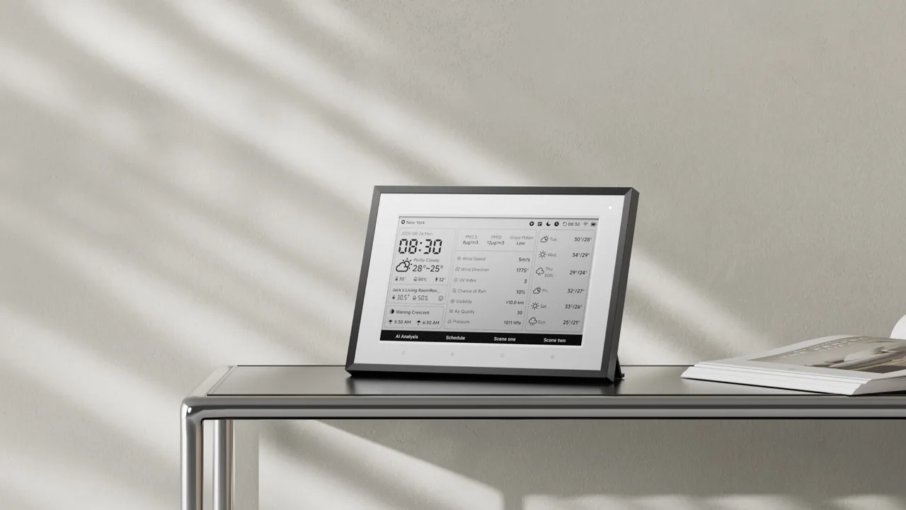 SwitchBot Weather Station 7.5 吋 E-Ink 氣象站放在桌面上的官方情境圖