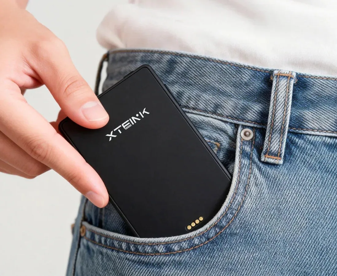 閱星曈 XTEINK 口袋電子紙放入口袋的情境圖,也涵蓋「閱星瞳」這個常見寫法