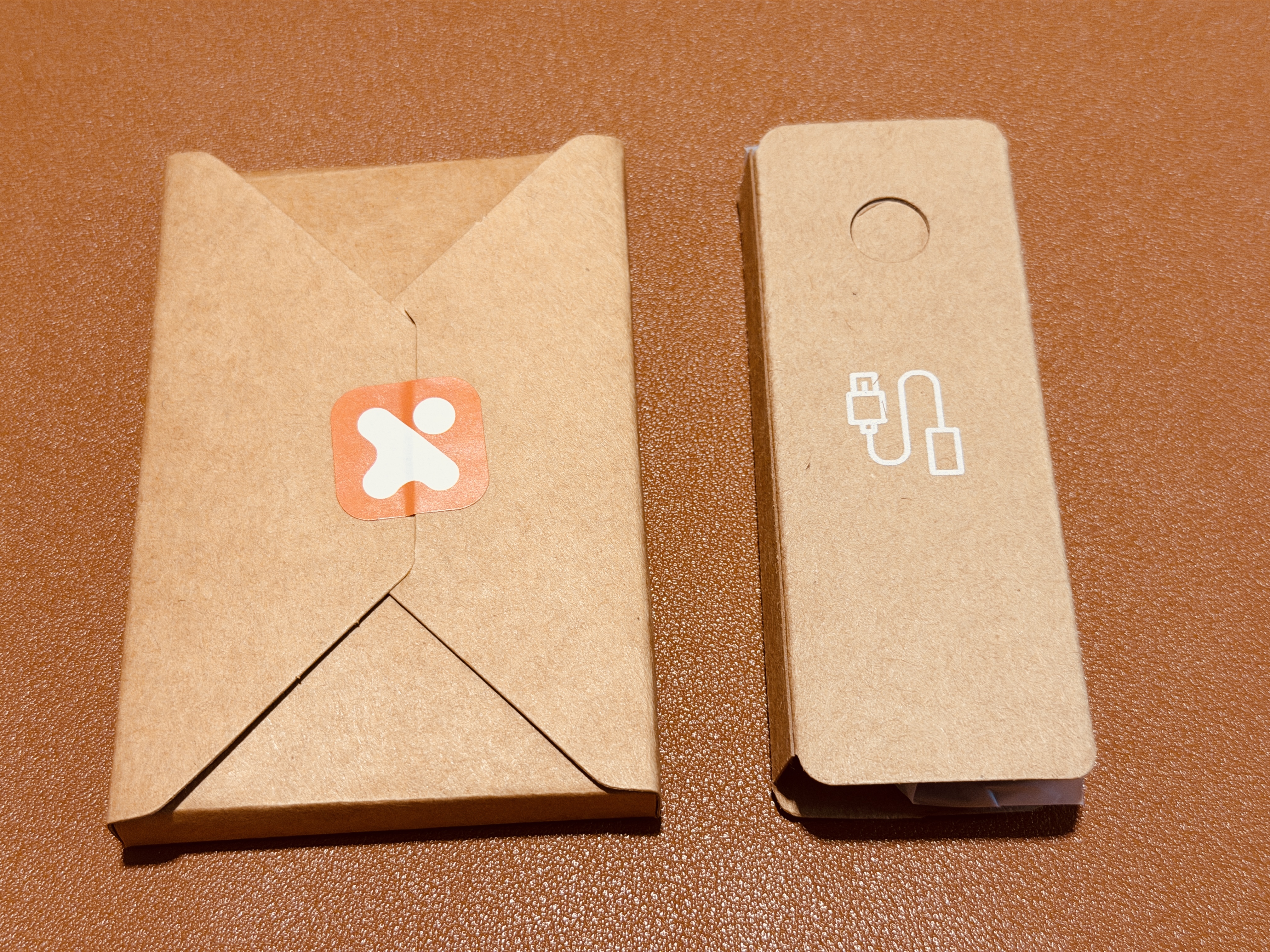 閱星曈 XTEINK X3 開箱實拍 IMG_5616：紙包配件與充電線小盒