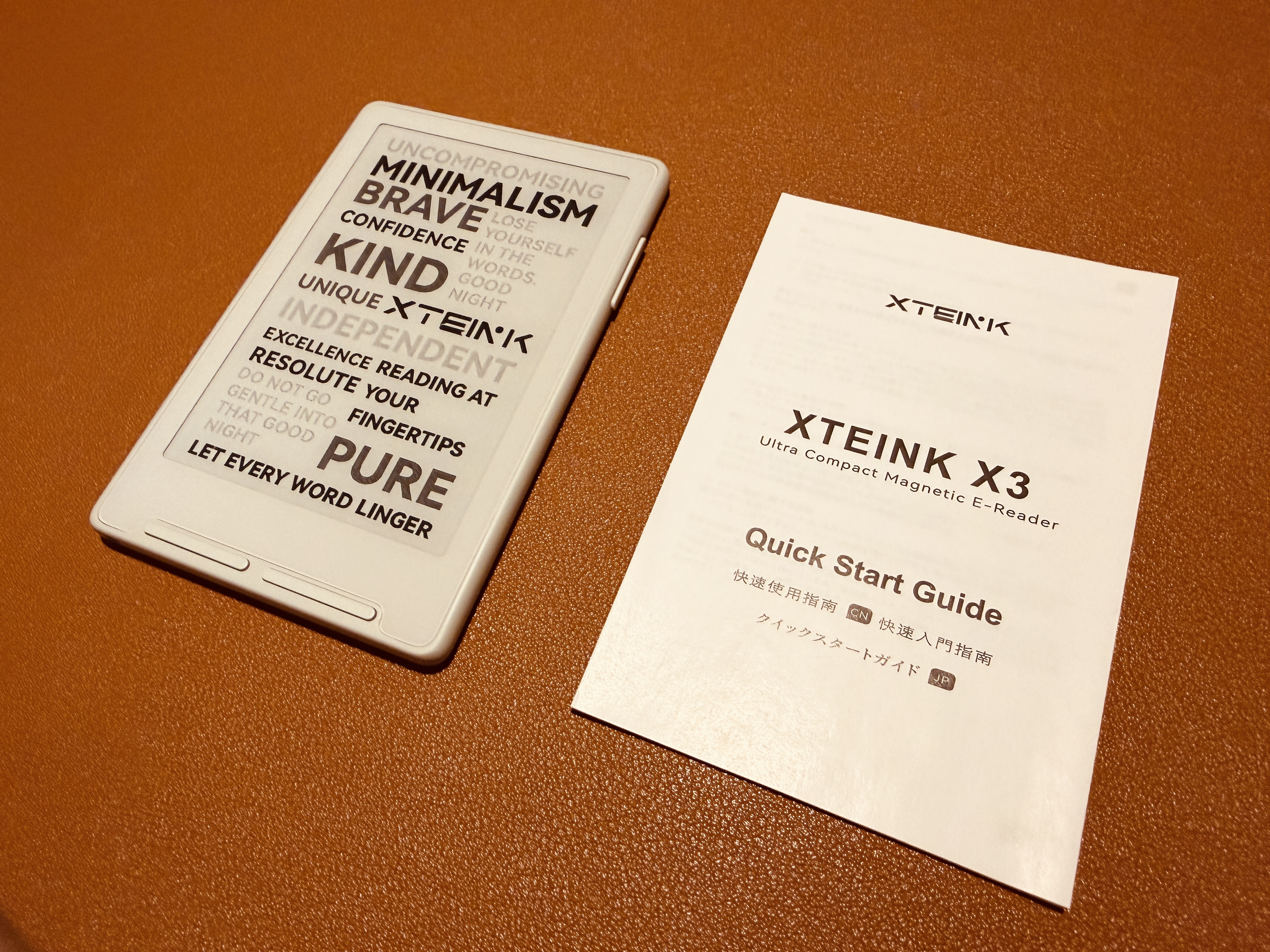 閱星曈 XTEINK X3 開箱實拍 IMG_5622：主機與快速入門指南另一角度
