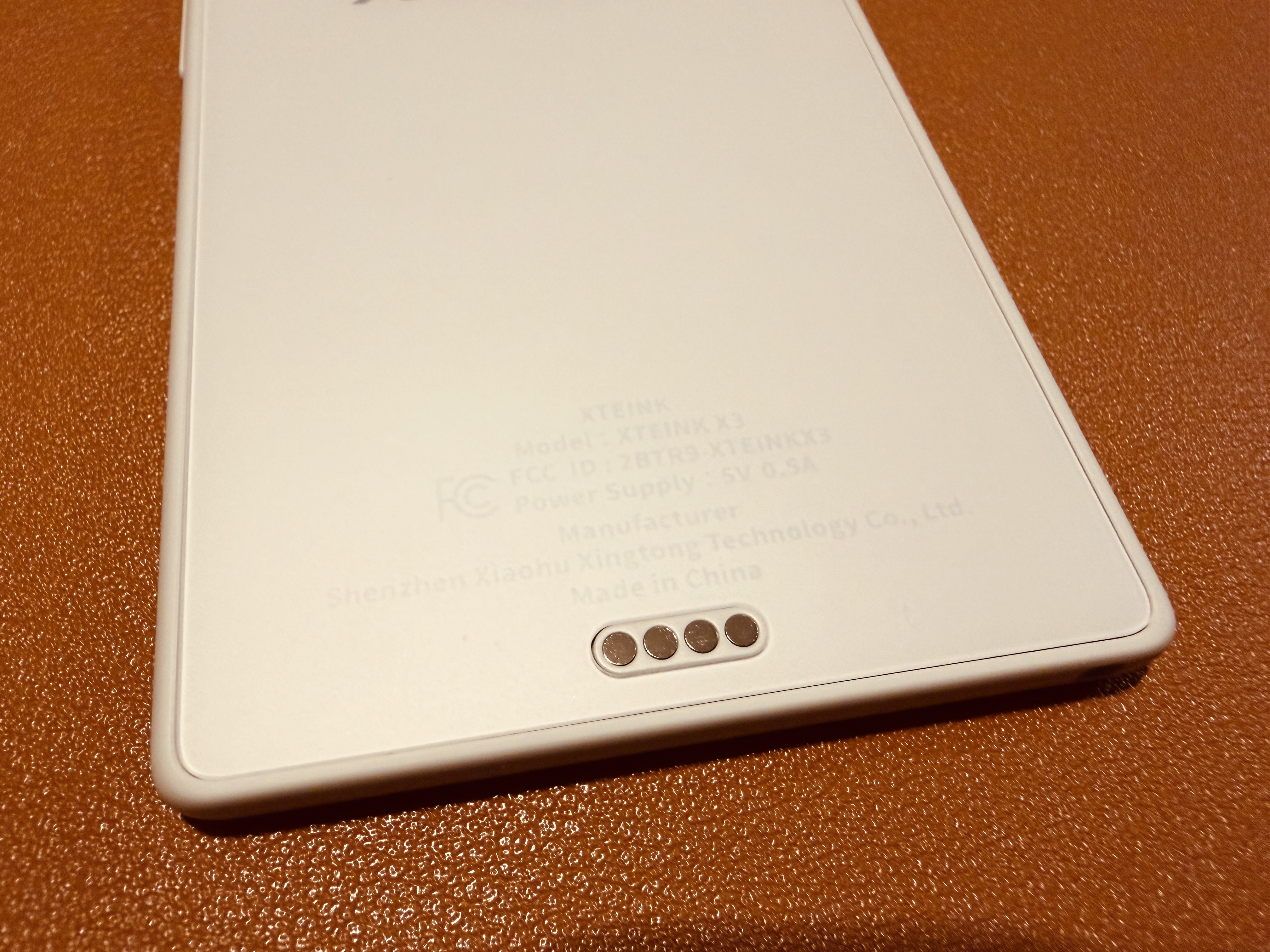 閱星曈 XTEINK X3 開箱實拍 IMG_5625：背面充電接點、產品標示與 5V 0.5A 充電規格
