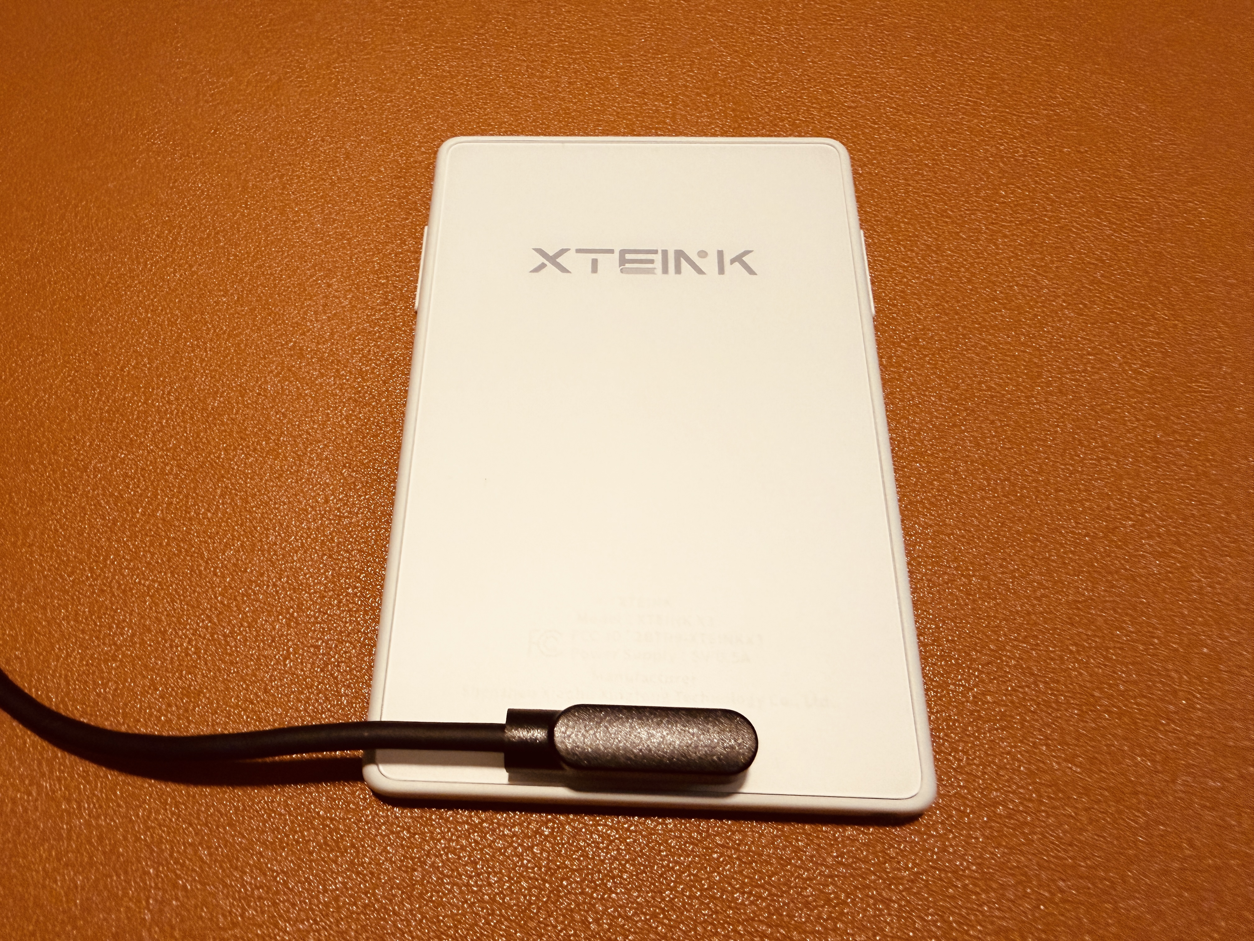 閱星曈 XTEINK X3 開箱實拍 IMG_5627：磁吸充電線吸附在背面
