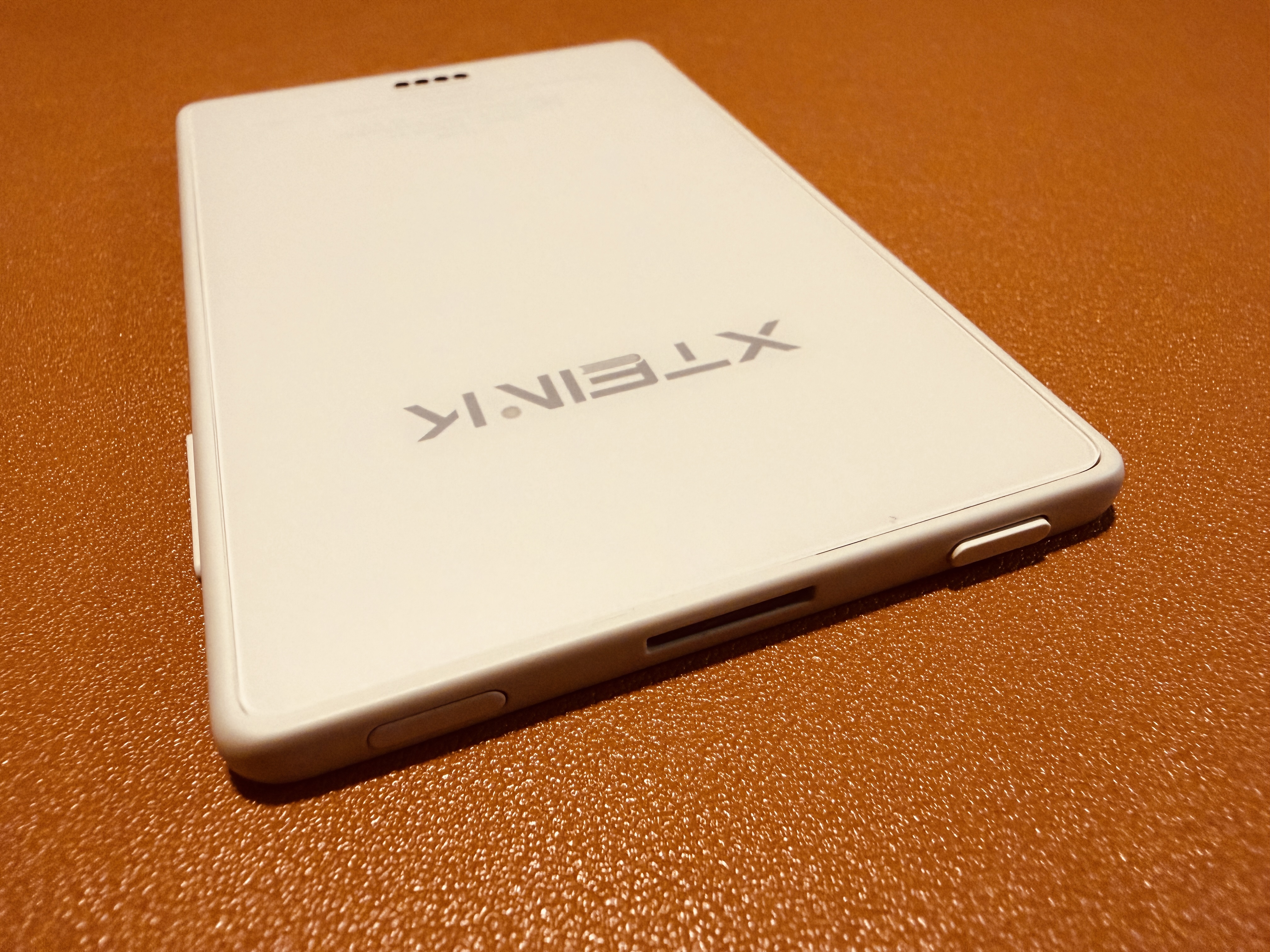 閱星曈 XTEINK X3 開箱實拍 IMG_5631：頂部 microSD 卡槽、電源鍵與重置孔