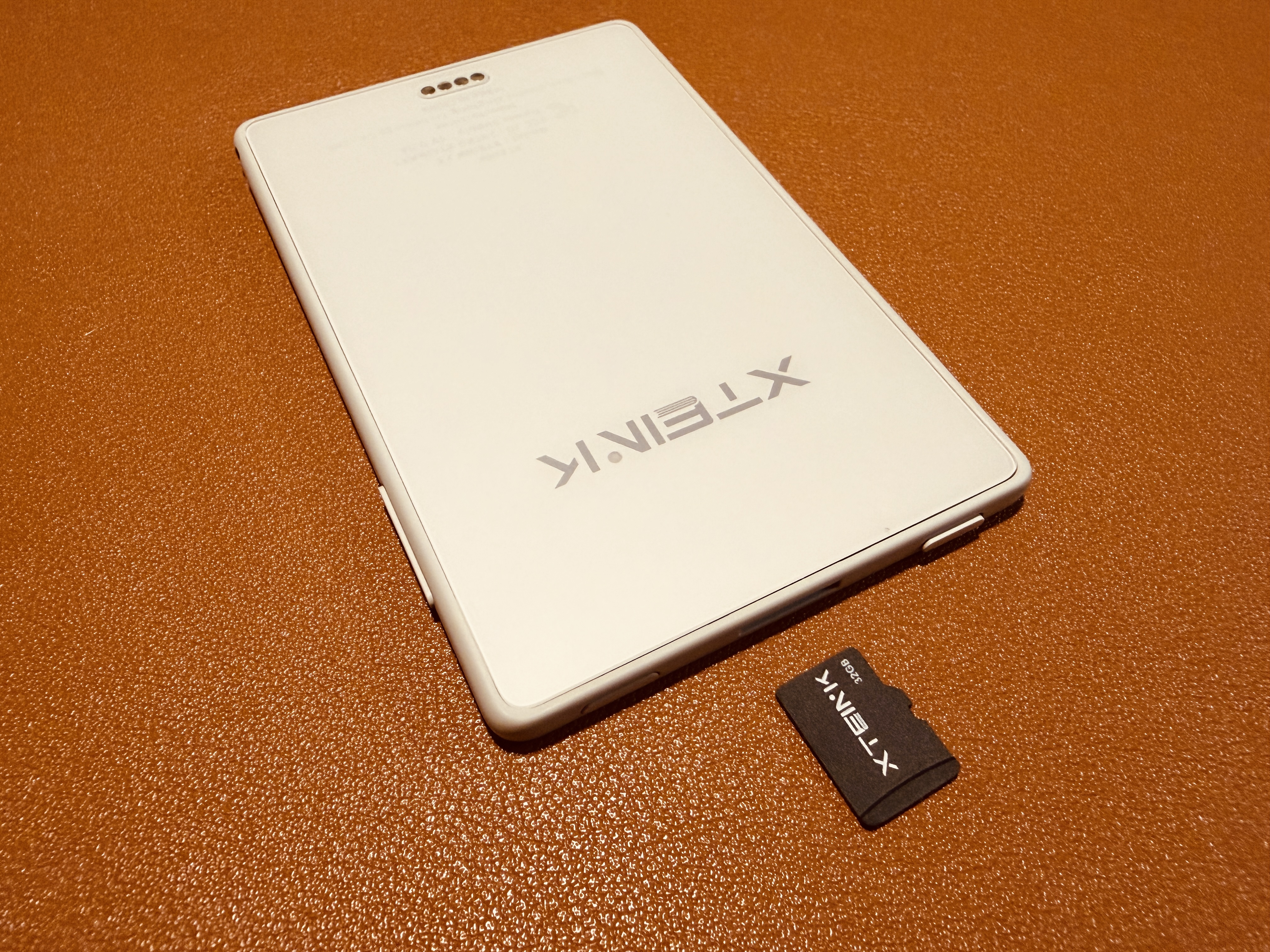 閱星曈 XTEINK X3 開箱實拍 IMG_5632：背面與 microSD 記憶卡