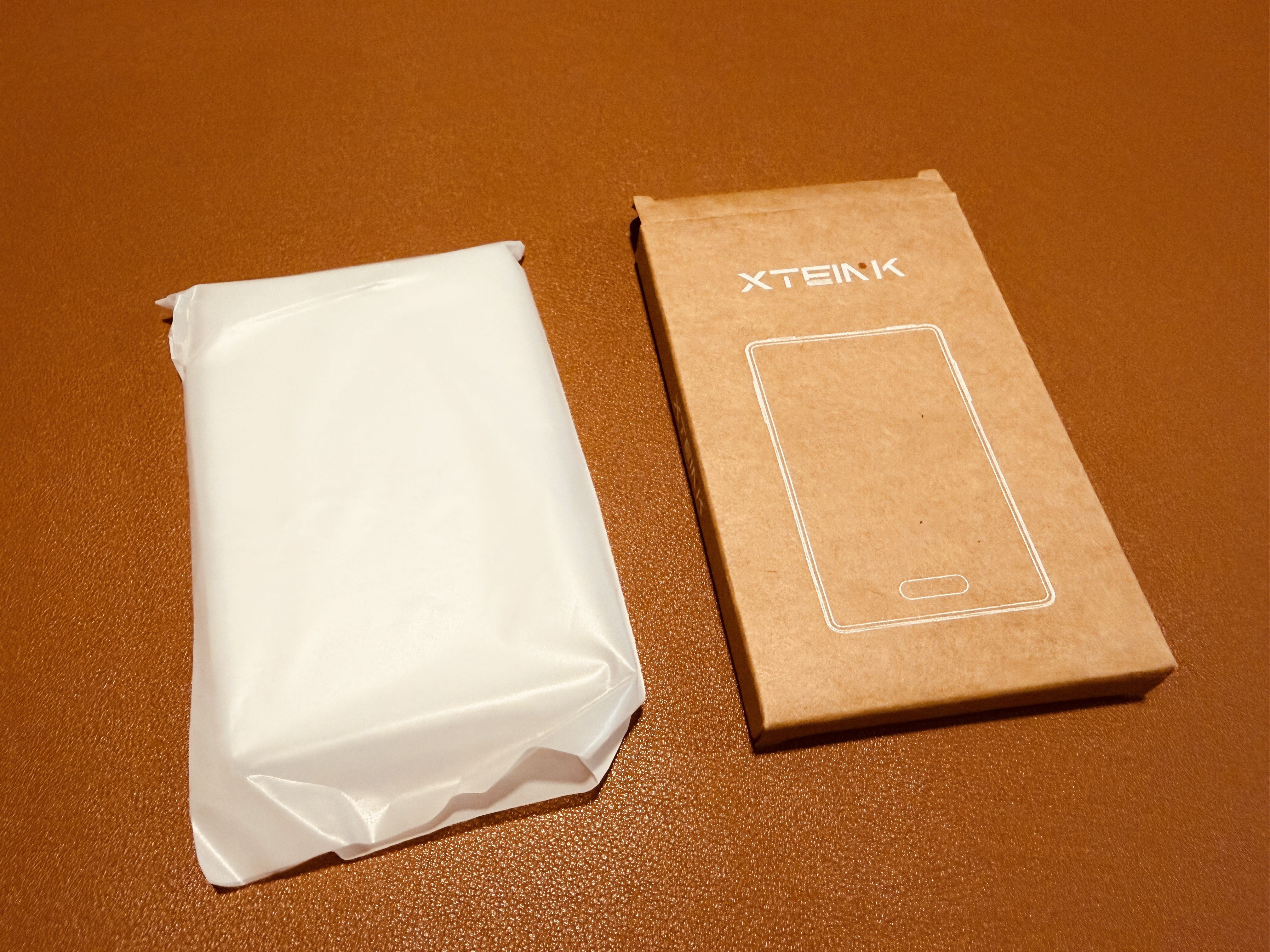 閱星曈 XTEINK X3 開箱實拍 IMG_5646：贈品 TPU 保護殼外盒與本體