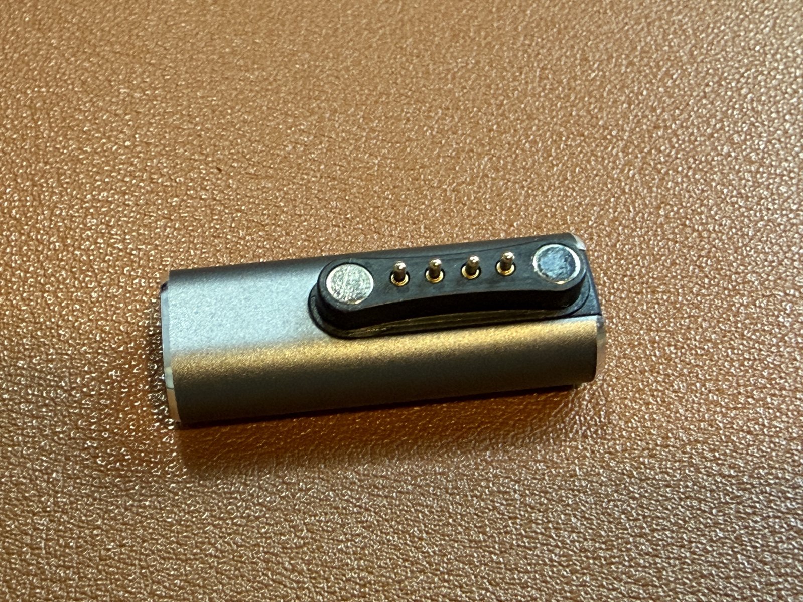 轉接器的 pogo 磁吸觸點端