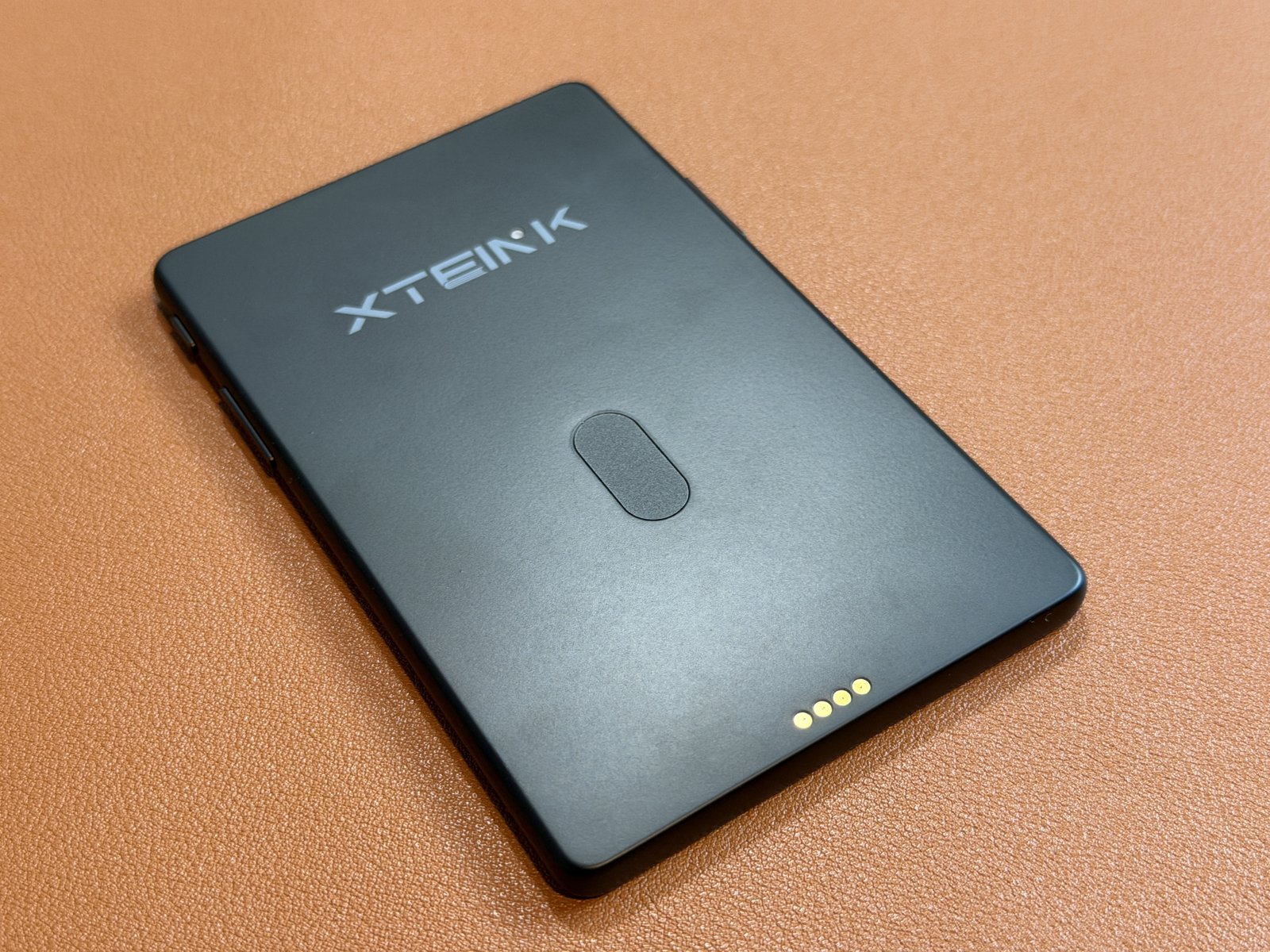 X4 Pro 背面,XTEINK logo 與磁吸環