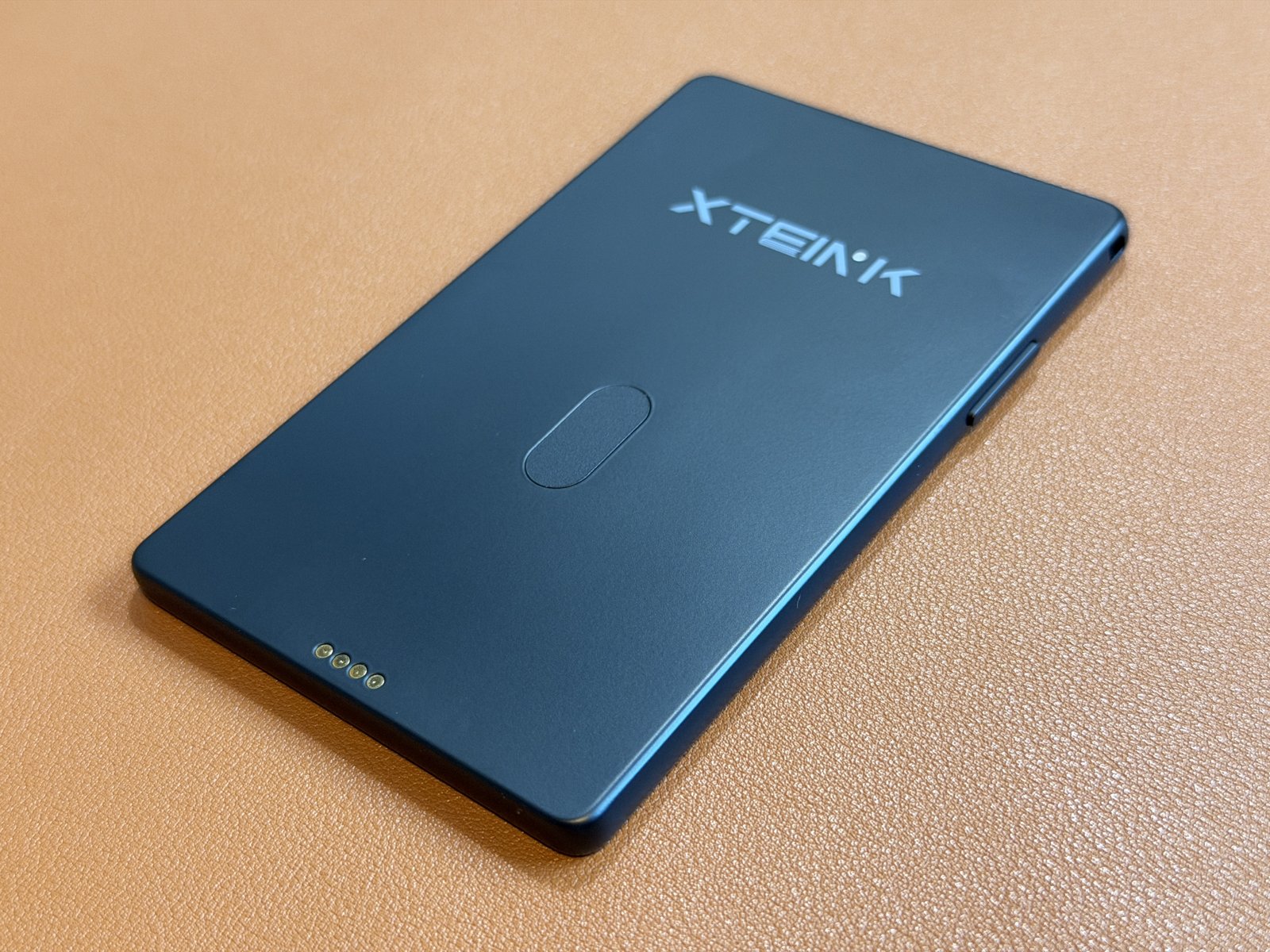 X4 Pro 背面角度,可見 pogo 觸點