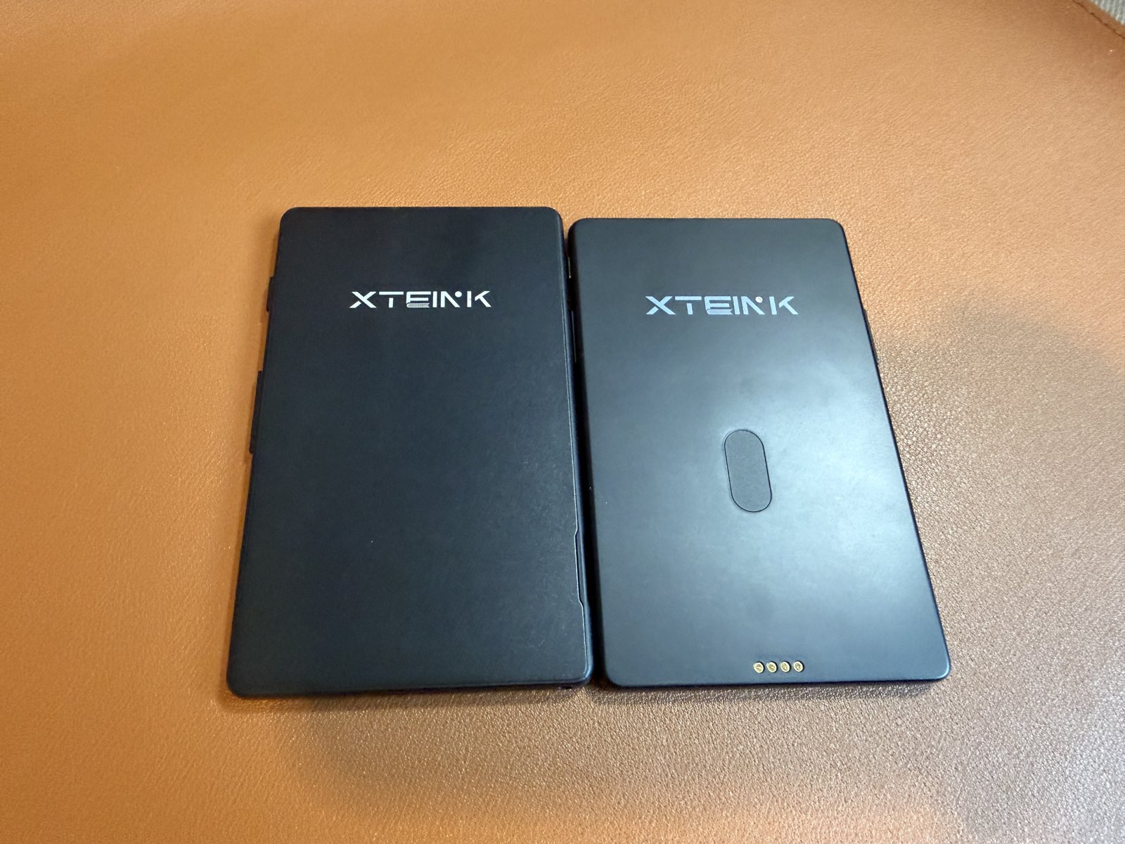 X4 Pro 與 X4 背面並排,X4 Pro 可見 pogo 觸點