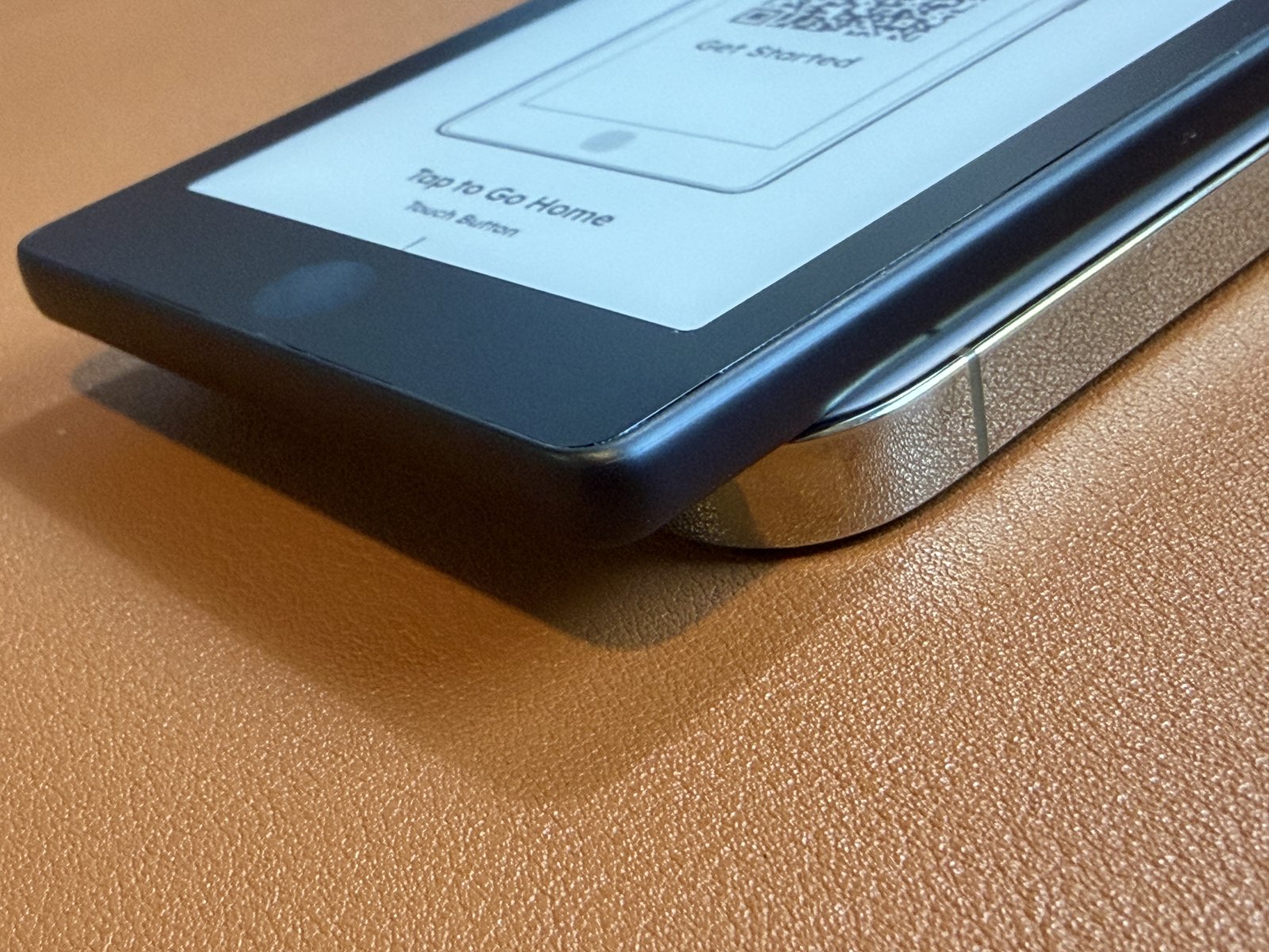 X4 Pro 吸附在 iPhone 13 Pro 背面,機身多出一截並顯示厚度