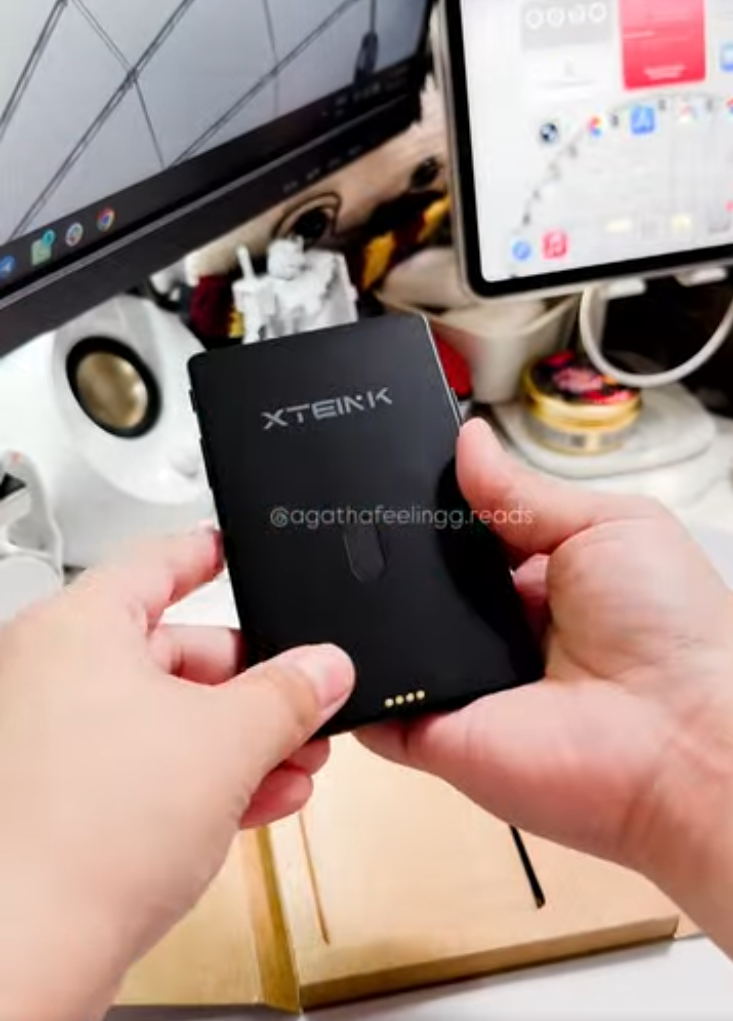 閱星曈 X4 Pro 機背與四個金屬接點