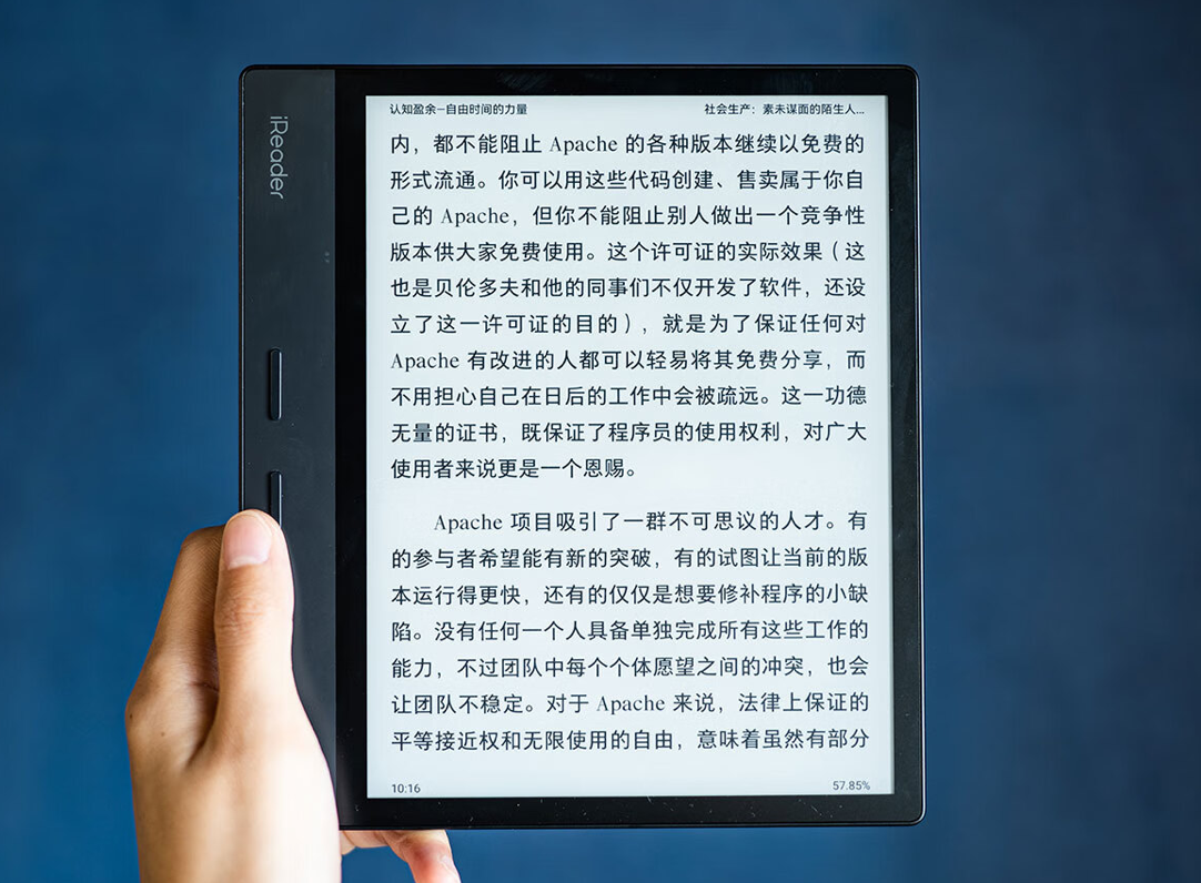 iReader Ocean3 Plus 單手閱讀與翻頁鍵展示（圖片來源：IT之家）。