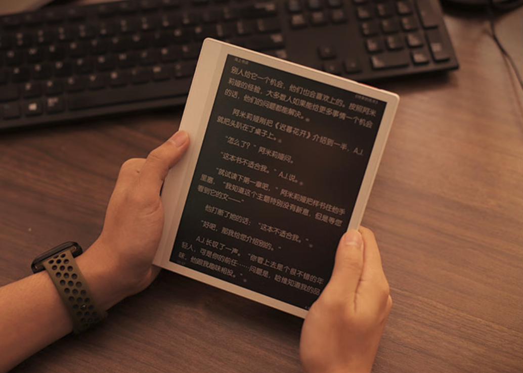 iReader Smart Air 簡意白實機閱讀情境（圖片來源：IT之家）。